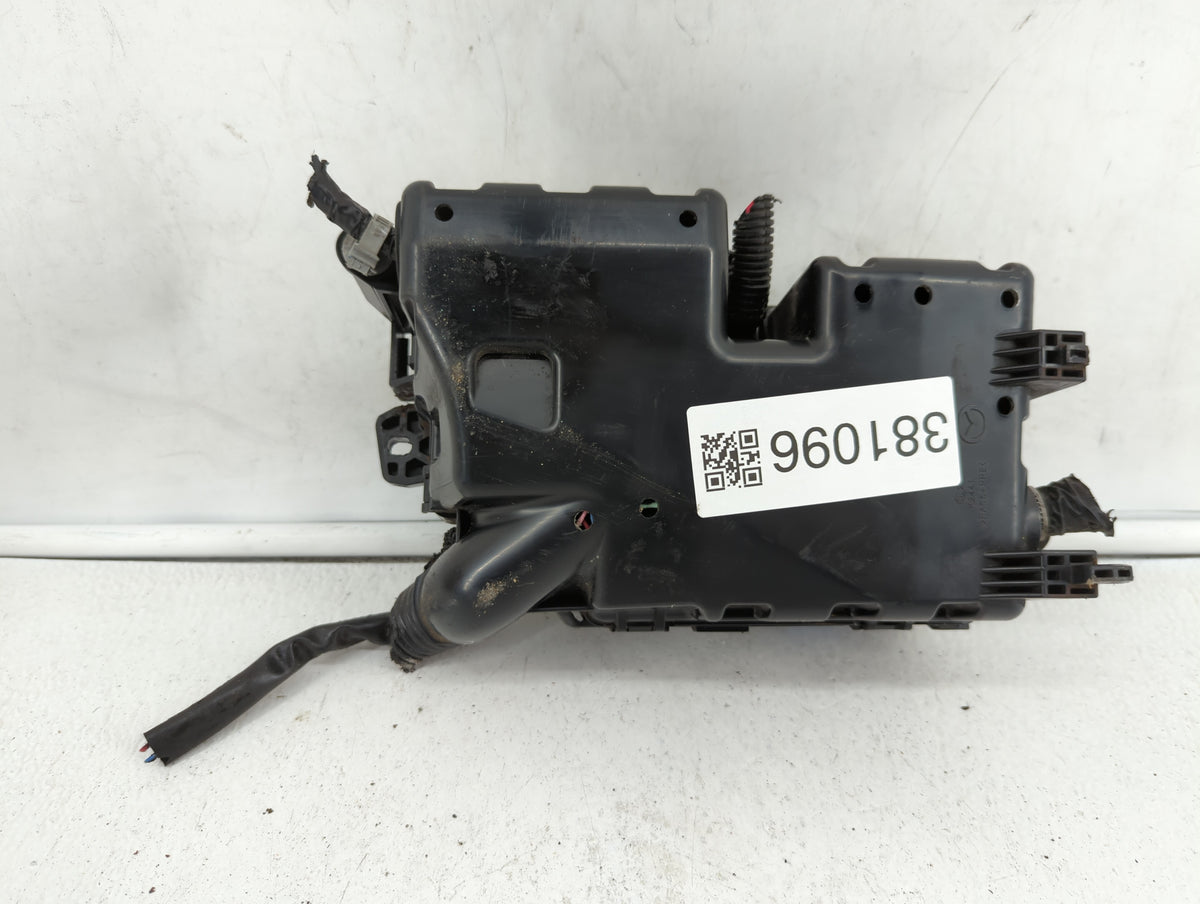 2010-2011 Mazda 3 Fusebox Fuse Box Panel Relay Module P/N:BBM5-66761 BBM6-66761 Fits Fits 2010 2011 OEM Used Auto Parts - Oe