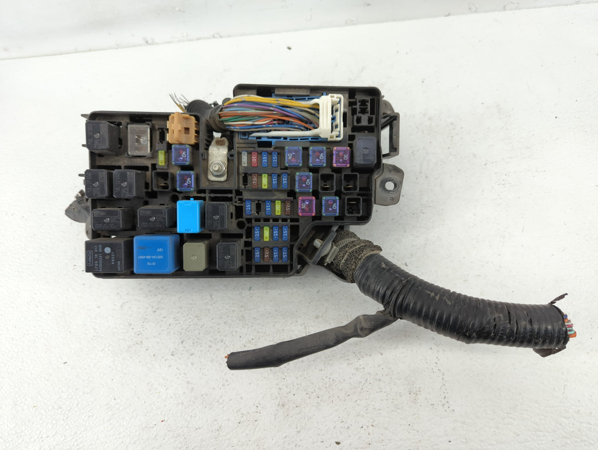 2010-2011 Mazda 3 Fusebox Fuse Box Panel Relay Module P/N:BBM5-66761 Fits Fits 2010 2011 OEM Used Auto Parts - Oemusedautopa