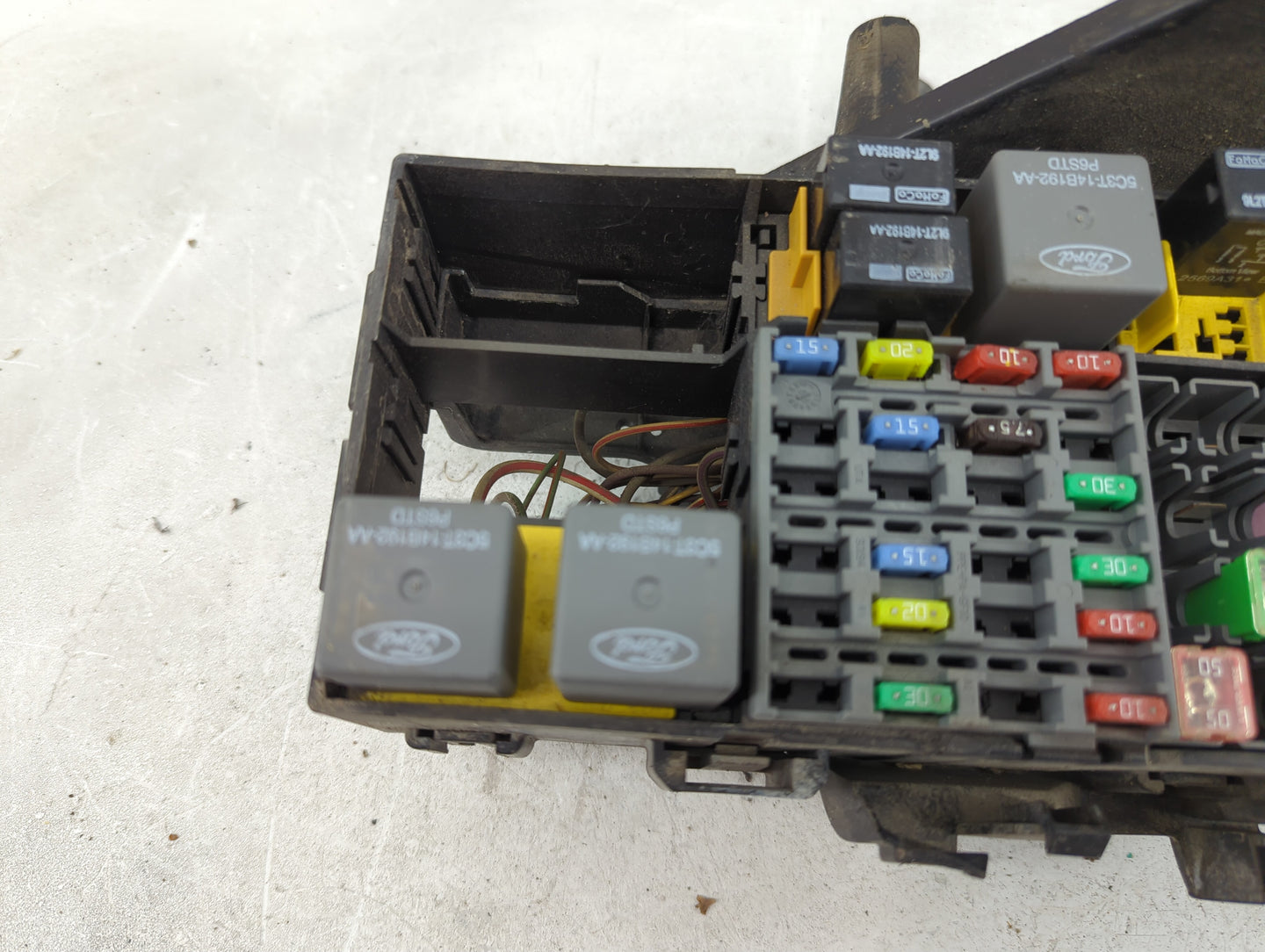 2010 Mazda B-4000 Fusebox Fuse Box Panel Relay Module P/N:2L5T-14A075-AA 5C2T-14B192-AA, 8L2T-14B192-AA Fits OEM Used Auto P