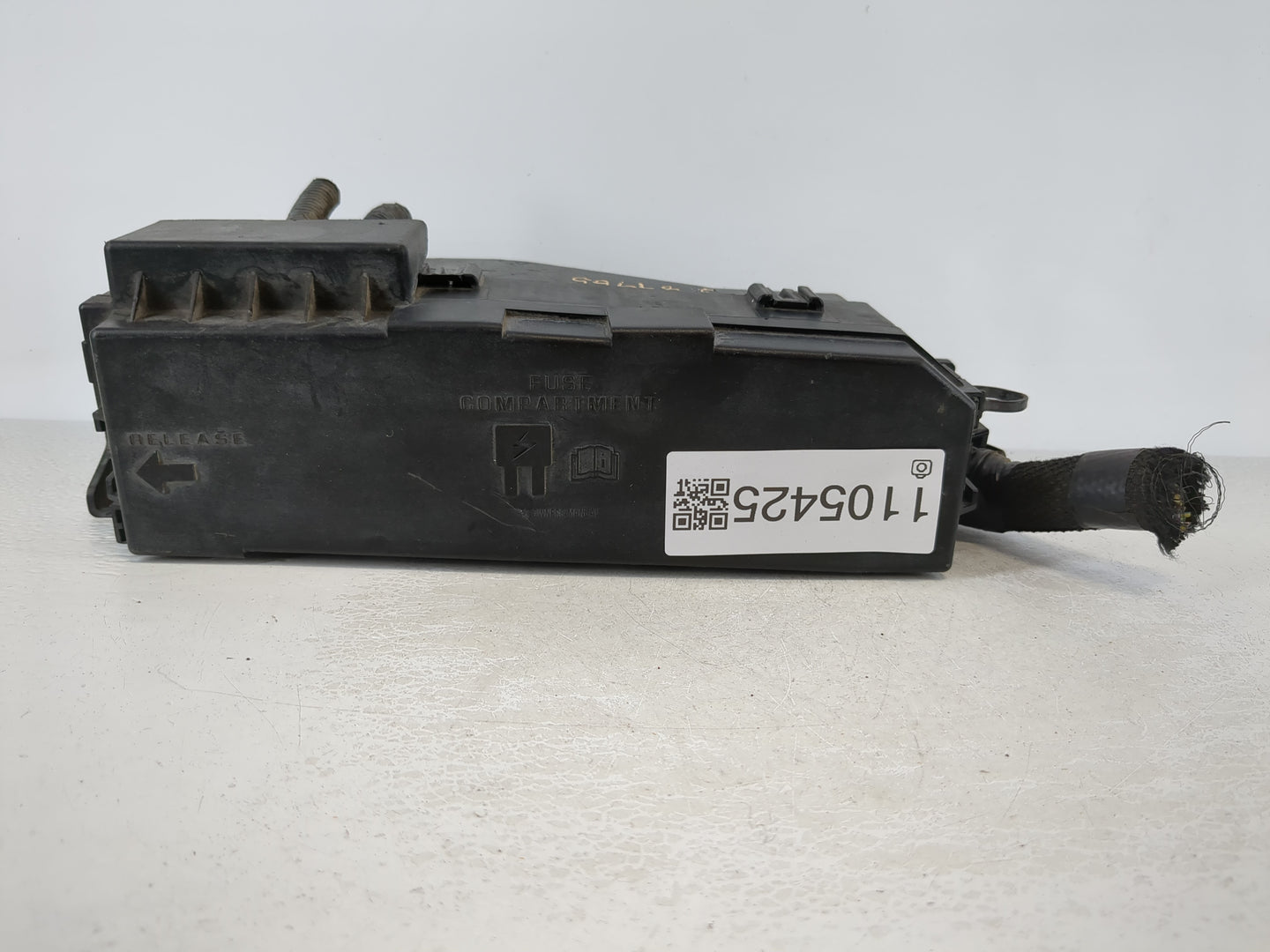 2008-2011 Mazda Tribute Fusebox Fuse Box Panel Relay Module P/N:8L8T-14A003-AE Fits Fits 2008 2009 2010 2011 OEM Used Auto P