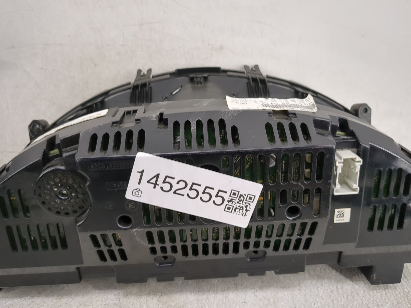 2010 Mercedes-Benz E550 Instrument Cluster Speedometer Gauges P/N:A212 900 46 04 Miles: Fits OEM Used Auto Parts - Oemusedau
