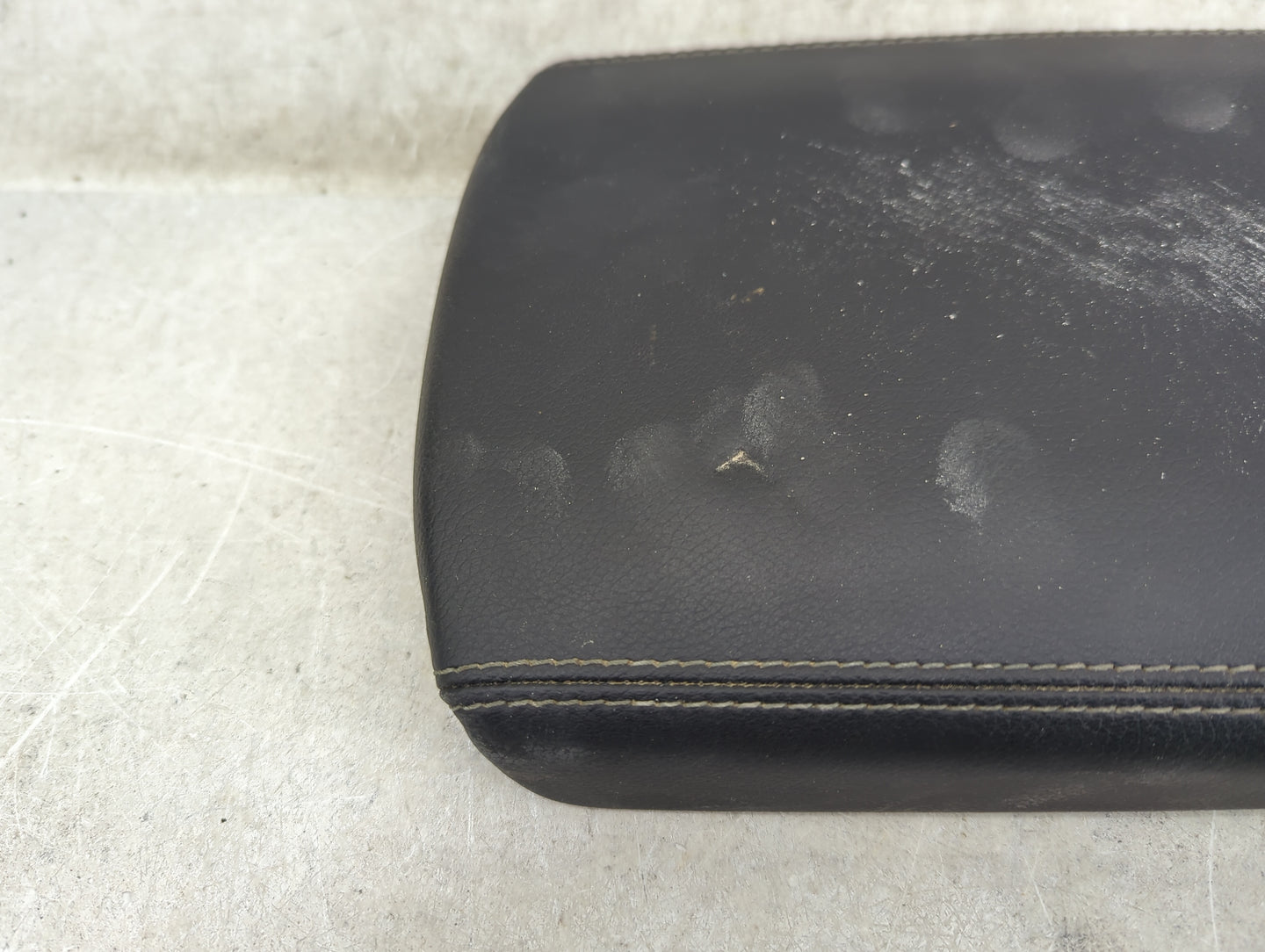 2010 Mercedes-Benz Gl550 Center Console Armrest Cover Lid Fits OEM Used Auto Parts - Oemusedautoparts1.com