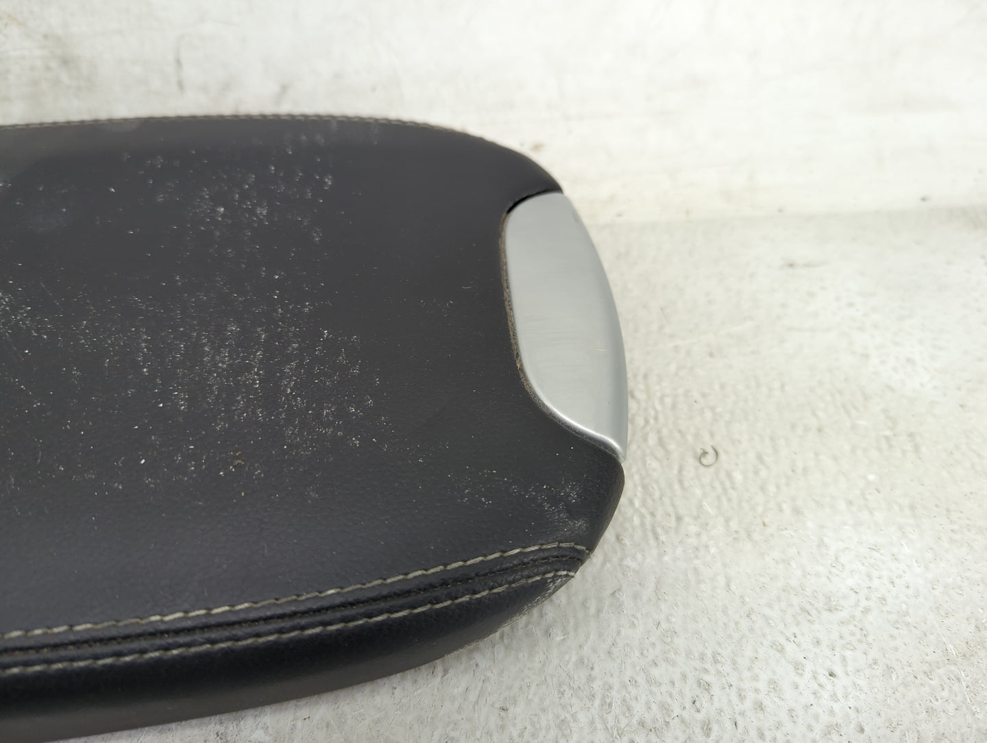 2010 Mercedes-Benz Gl550 Center Console Armrest Cover Lid Fits OEM Used Auto Parts - Oemusedautoparts1.com
