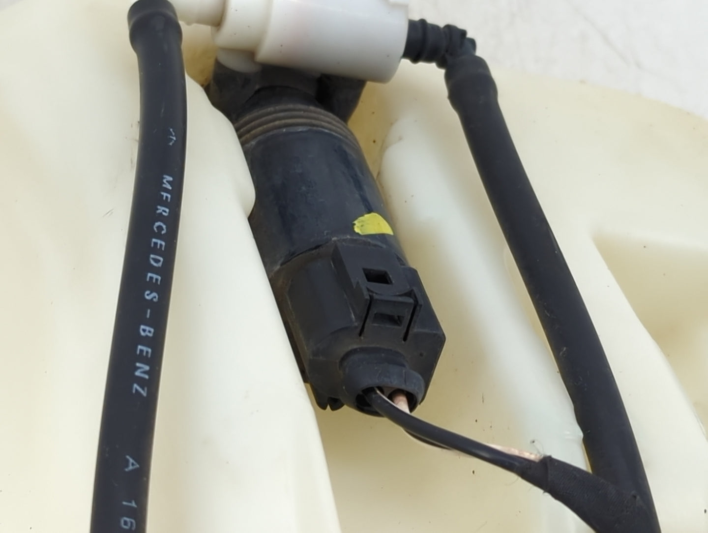 2008-2011 Mercedes-benz Ml350 Windshield Washer Fluid Reservoir Bottle - Oemusedautoparts1.com