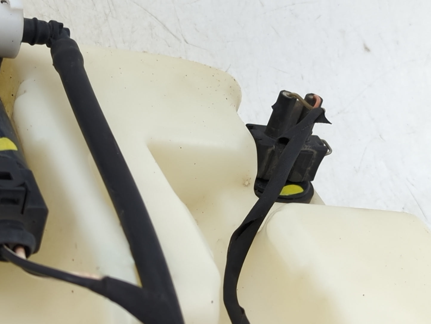 2008-2011 Mercedes-benz Ml350 Windshield Washer Fluid Reservoir Bottle - Oemusedautoparts1.com