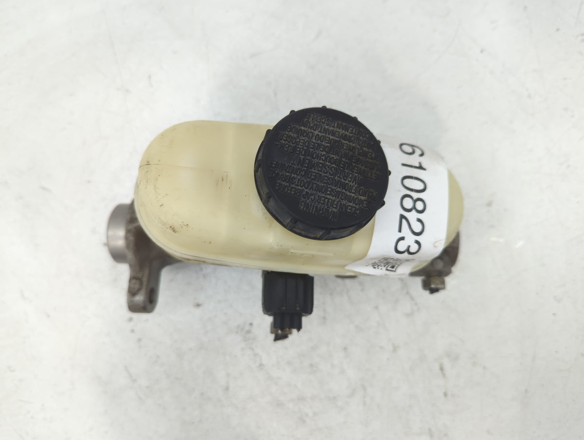 2001-2011 Mercury Grand Marquis Brake Master Cylinder 610823 - Oemusedautoparts1.com