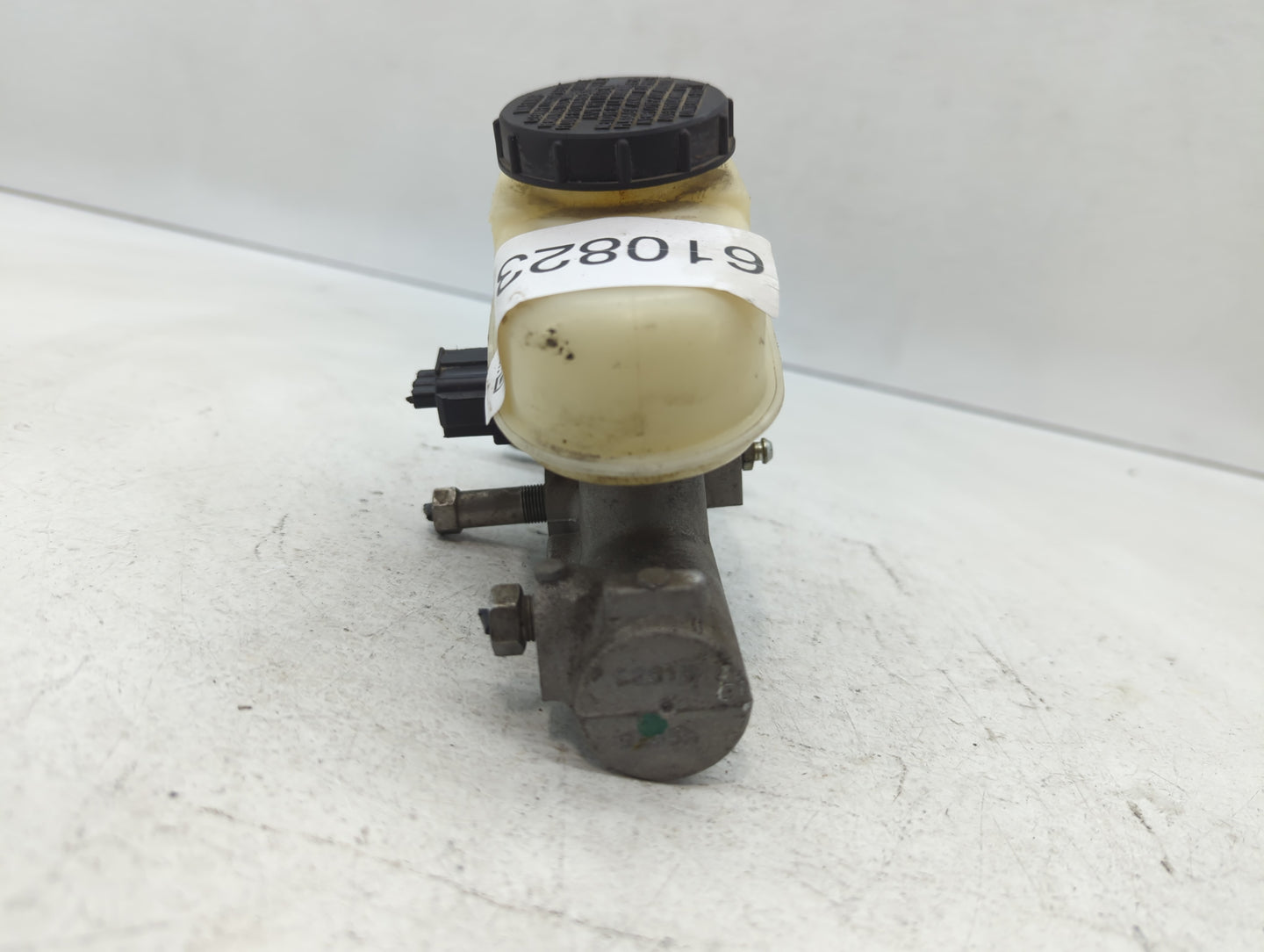 2001-2011 Mercury Grand Marquis Brake Master Cylinder - Oemusedautoparts1.com