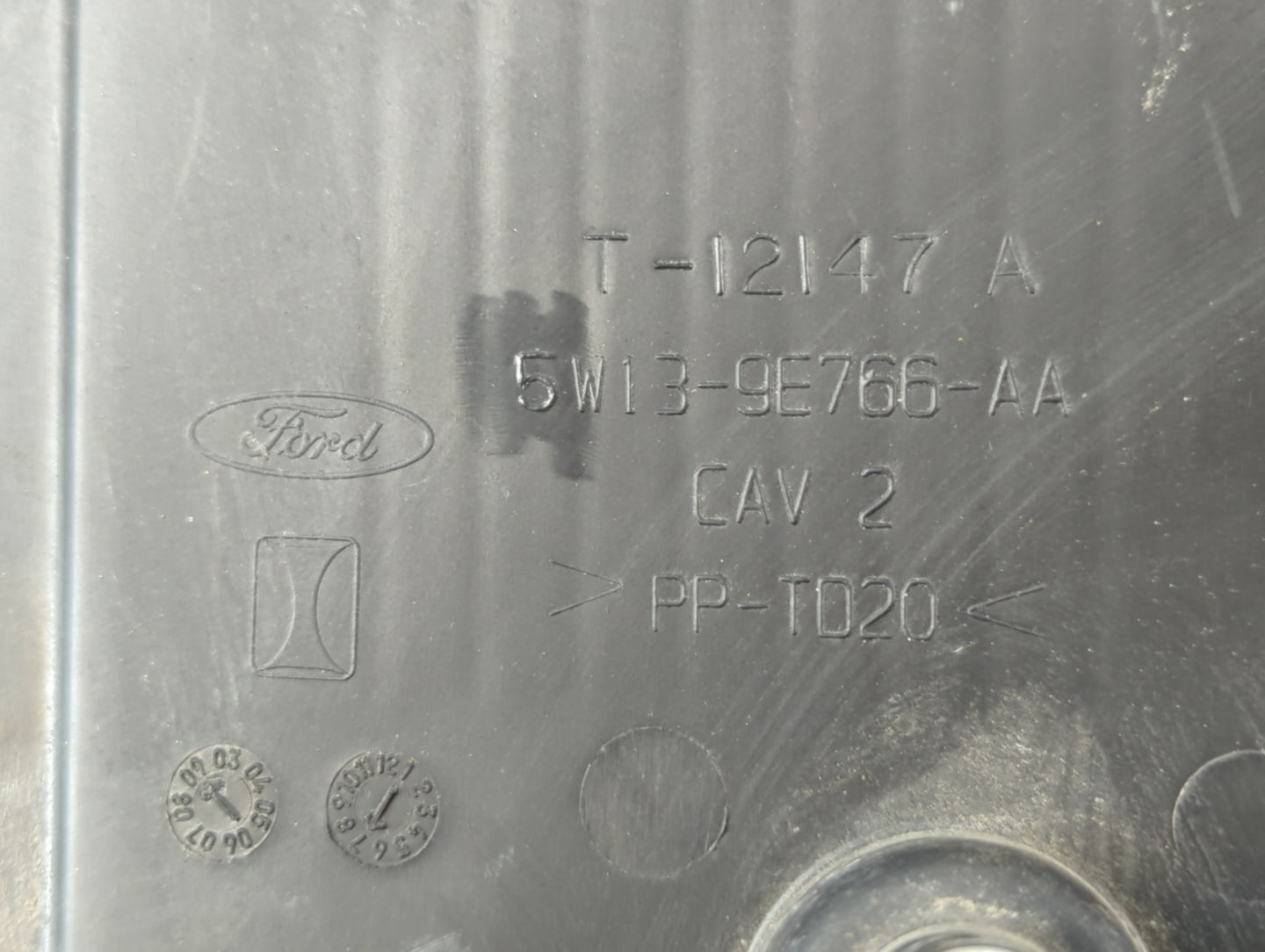 2010 Mercury Grand Marquis Engine Cover - Oemusedautoparts1.com