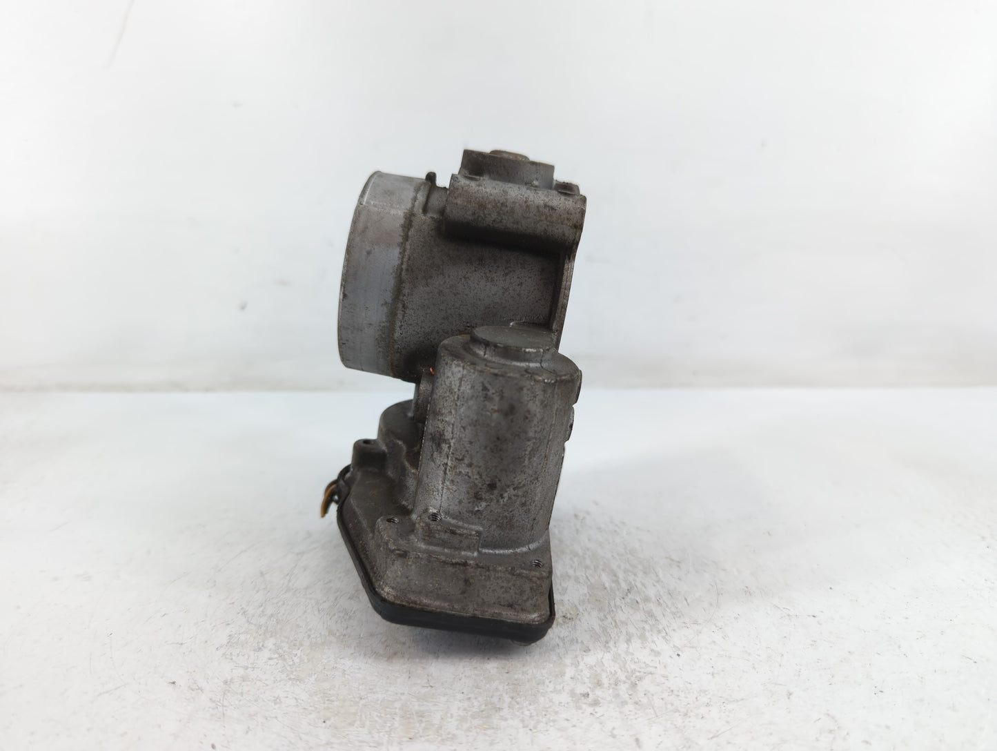 2010-2011 Mercury Milan Throttle Body P/N:1B172 005 PBT-GF20+GS20 Fits Fits 2009 2010 2011 2012 OEM Used Auto Parts - Oemuse
