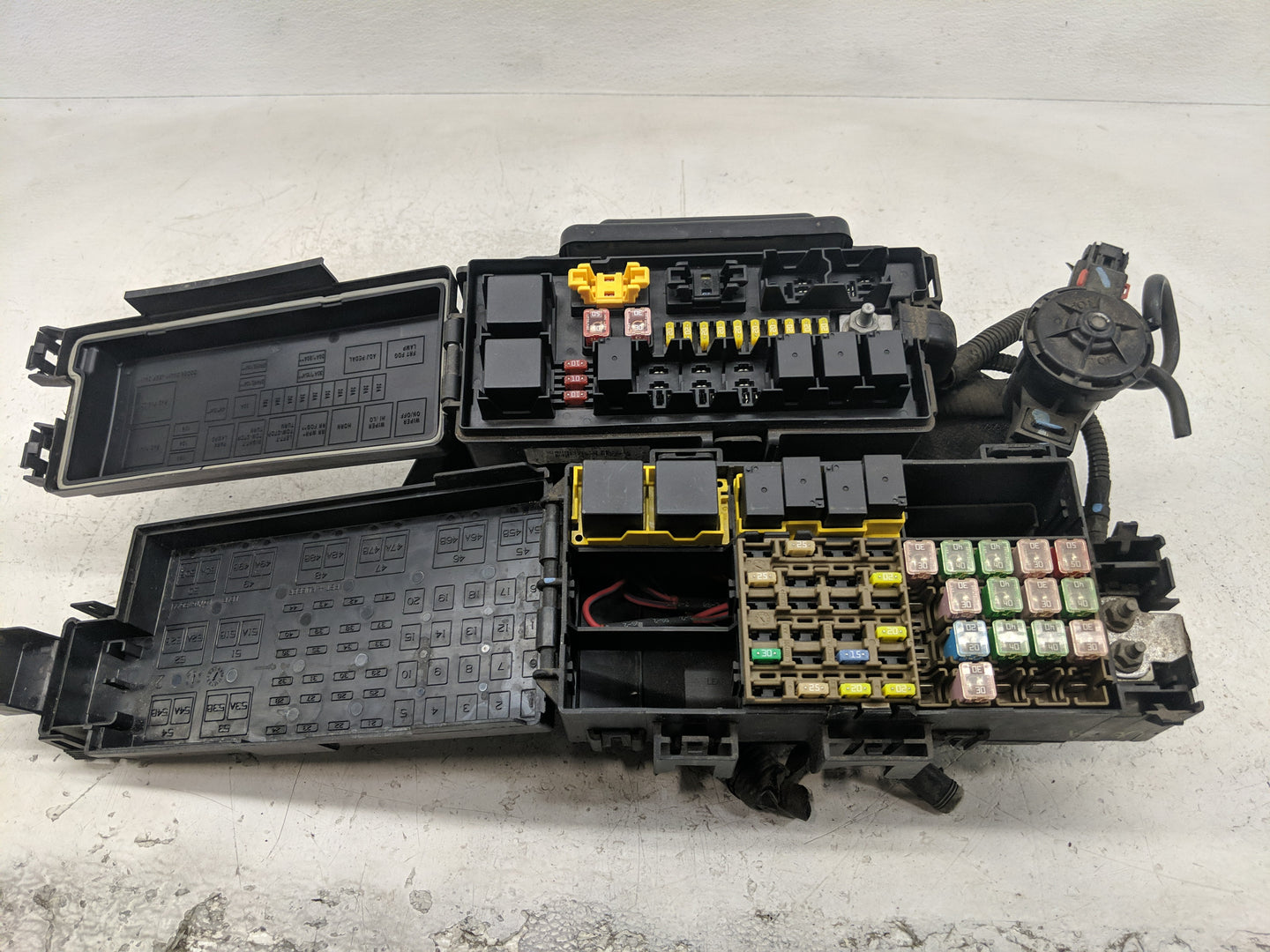 2002-2010 Mercury Mountaineer Fusebox Fuse Box Panel Relay Module P/N:P04693221AF Fits OEM Used Auto Parts - Oemusedautopart