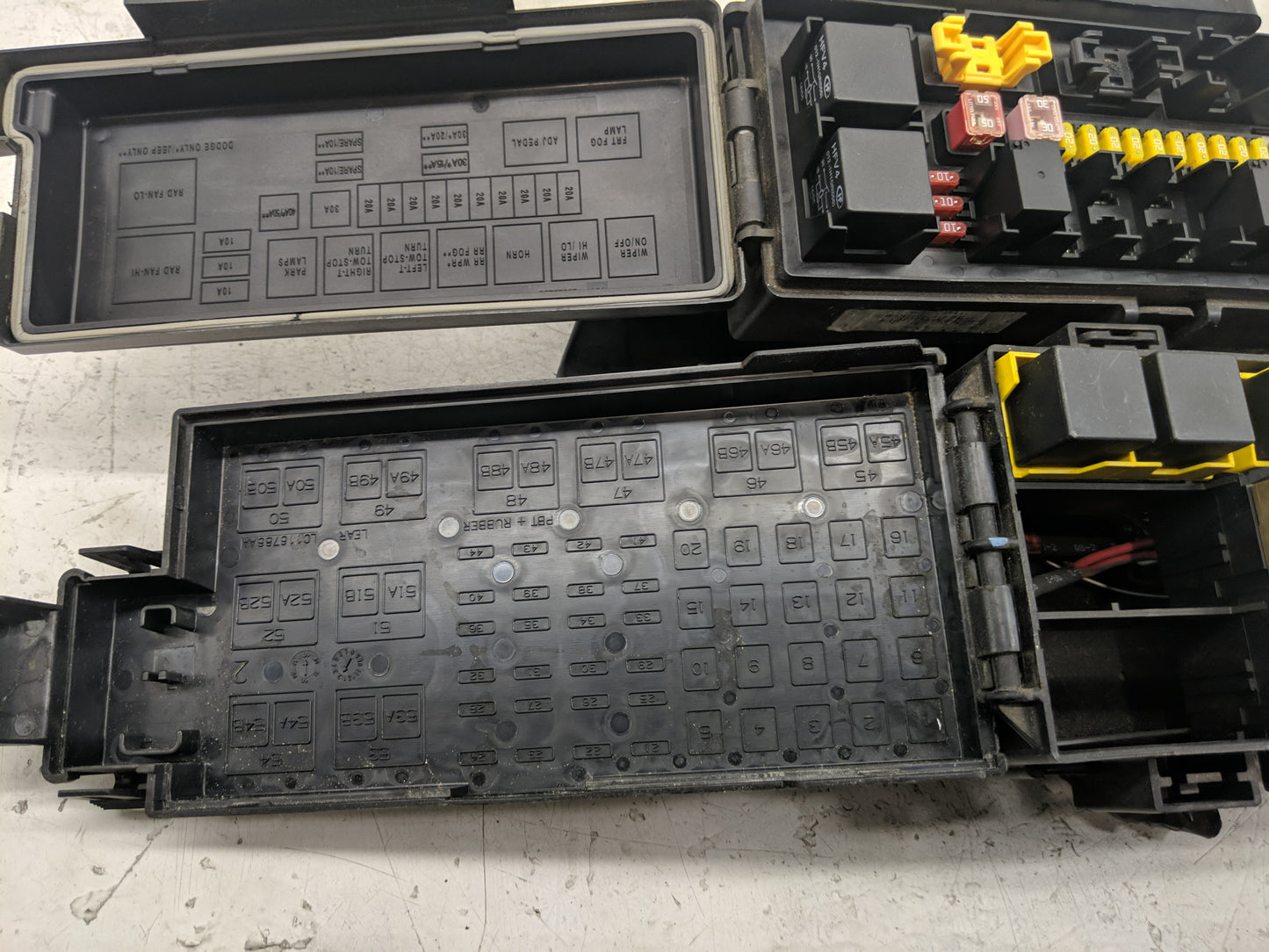 2002-2010 Mercury Mountaineer Fusebox Fuse Box Panel Relay Module P/N:P04693221AF Fits OEM Used Auto Parts - Oemusedautopart