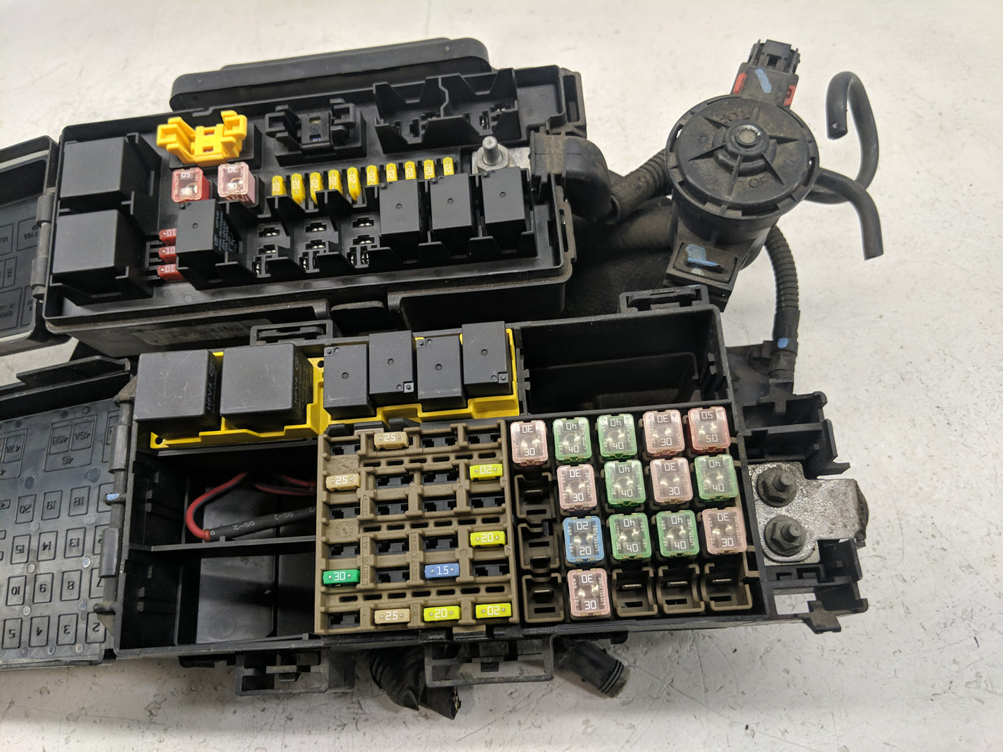 2002-2010 Mercury Mountaineer Fusebox Fuse Box Panel Relay Module P/N:P04693221AF Fits OEM Used Auto Parts - Oemusedautopart