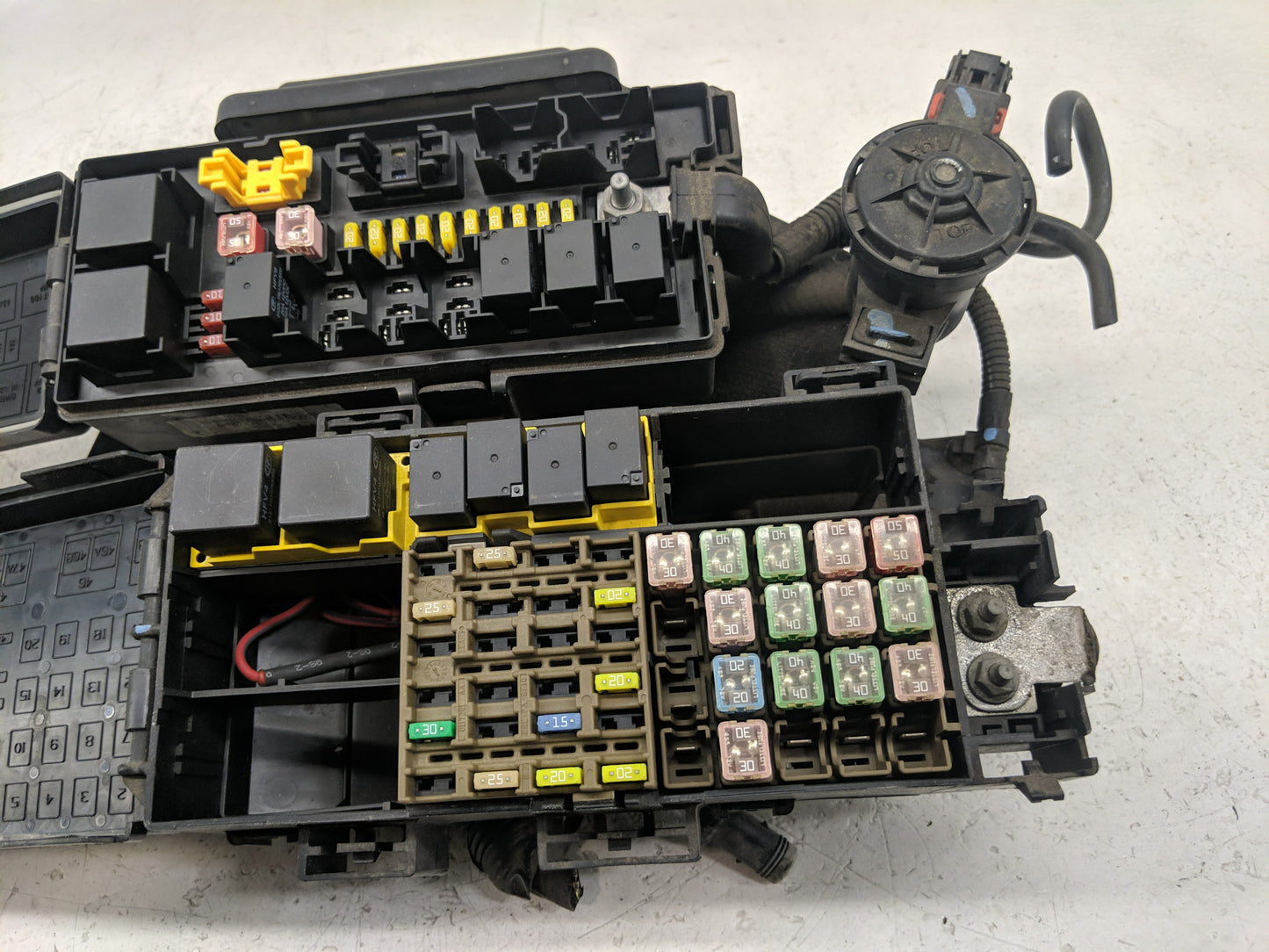 2002-2010 Mercury Mountaineer Fusebox Fuse Box Panel Relay Module P/N:P04693221AF Fits OEM Used Auto Parts - Oemusedautopart