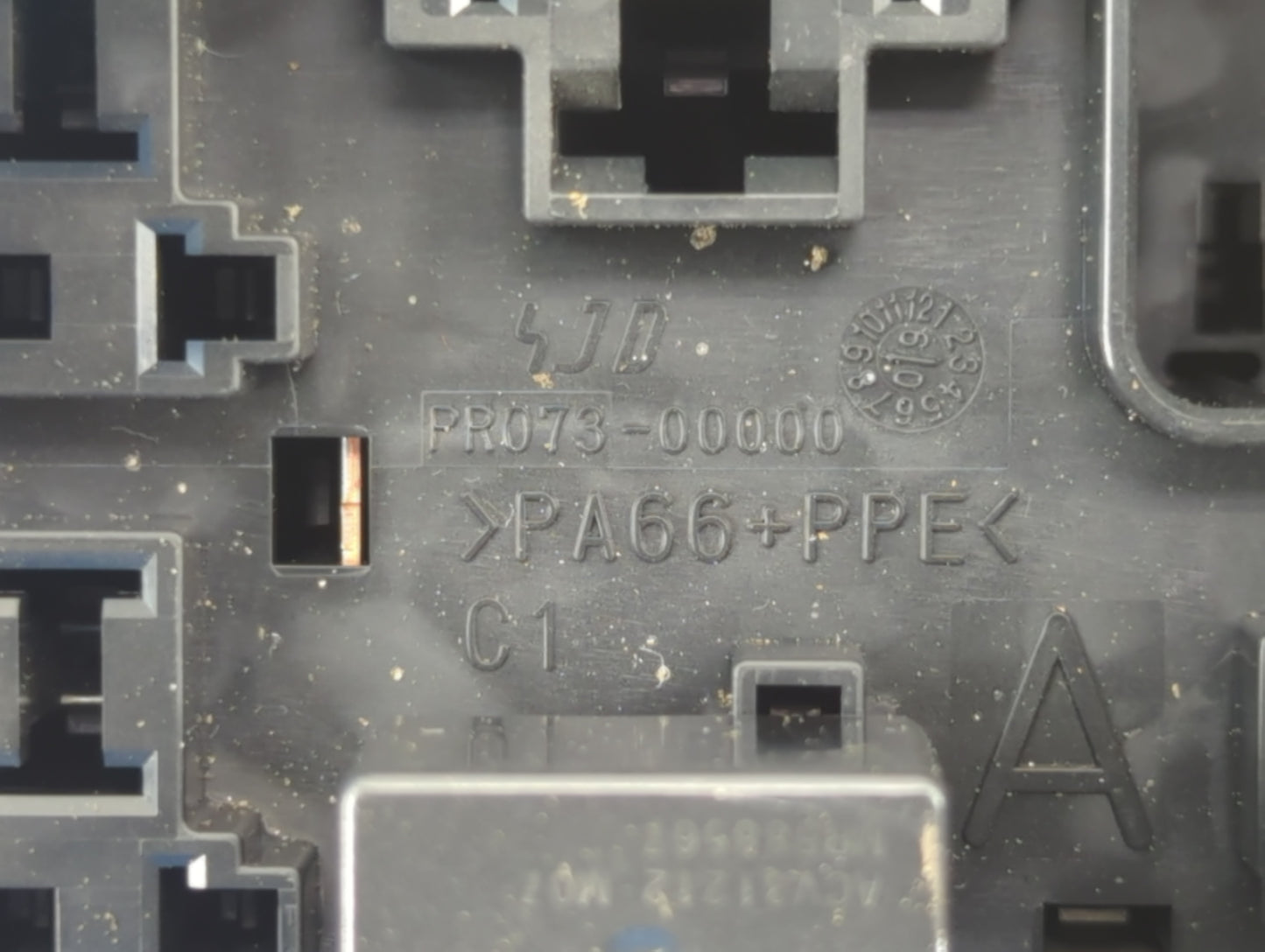 2010 Mitsubishi Outlander Fusebox Fuse Box Panel Relay Module P/N:8565A024 Fits OEM Used Auto Parts - Oemusedautoparts1.com