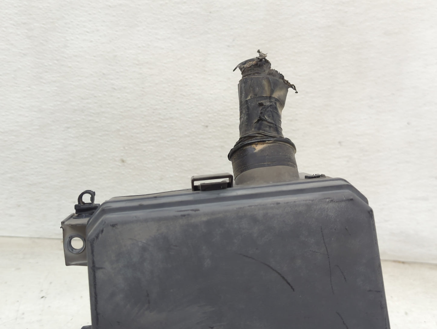 2010 Mitsubishi Outlander Fusebox Fuse Box Panel Relay Module Fits OEM Used Auto Parts - Oemusedautoparts1.com