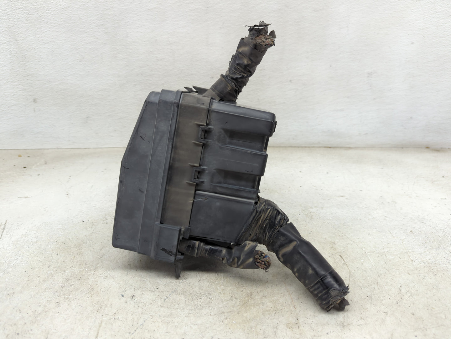 2010 Mitsubishi Outlander Fusebox Fuse Box Panel Relay Module Fits OEM Used Auto Parts - Oemusedautoparts1.com