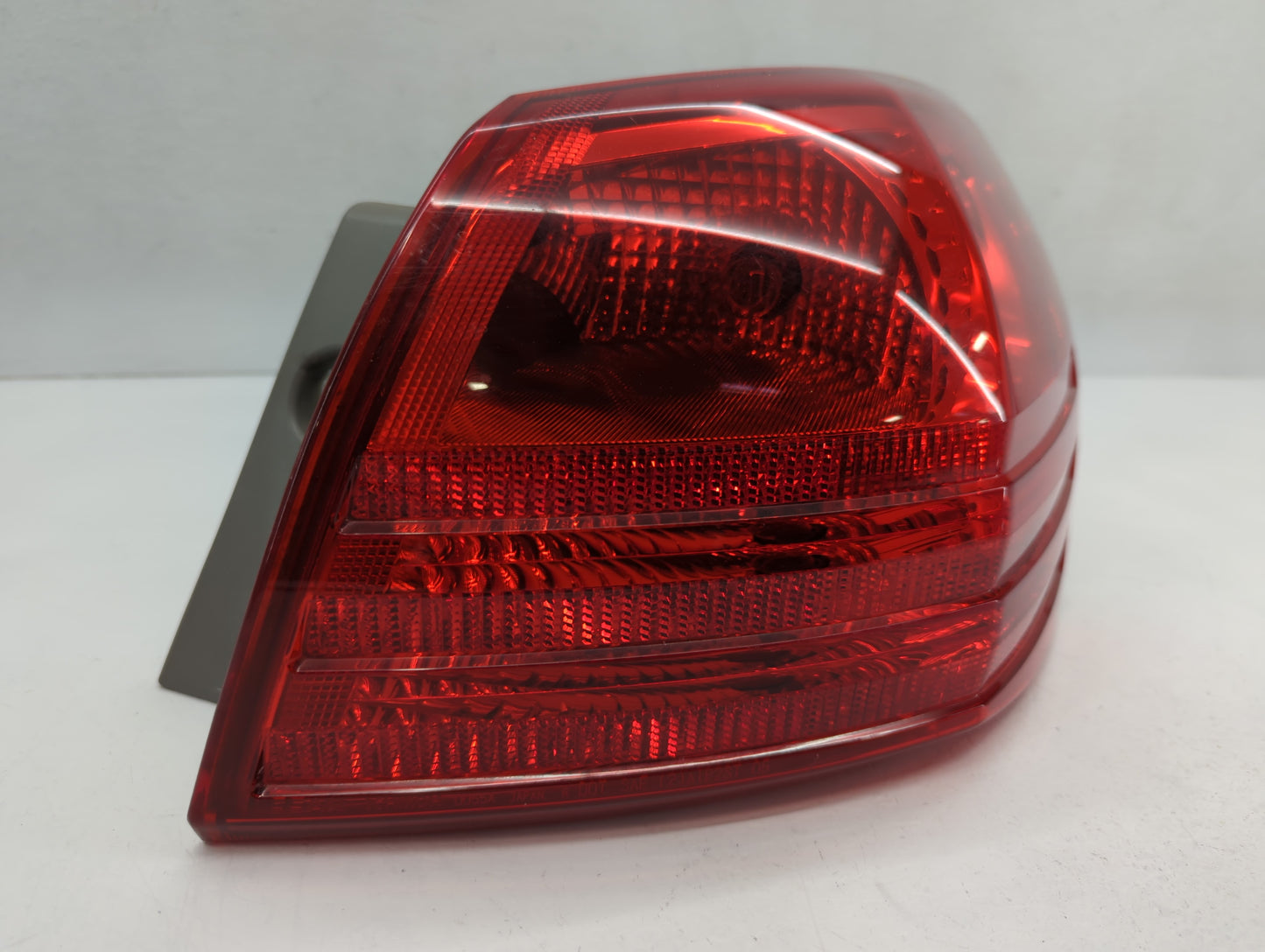 2008-2015 Nissan Rogue Tail Light Assembly Passenger Right OEM Fits Fits 2008 2009 2010 2011 2012 2013 2014 2015 OEM Used Au