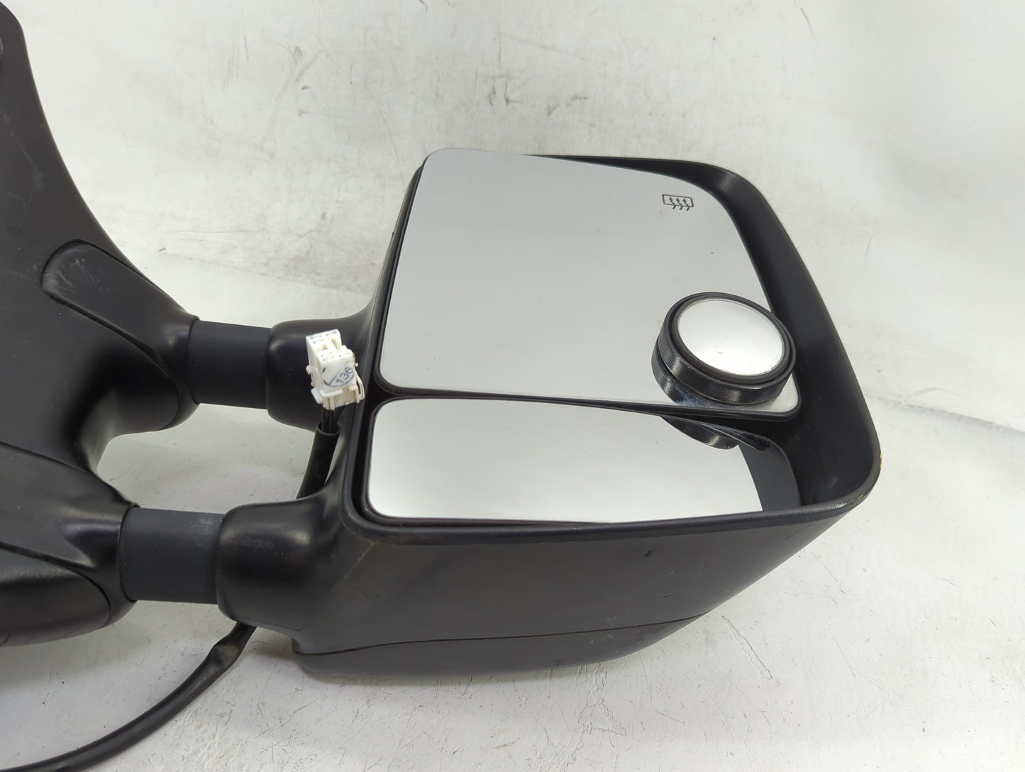 2008-2015 Nissan Titan Passenger Side View Mirror - Right Door Mirror OEM Used - Oemusedautoparts1.com