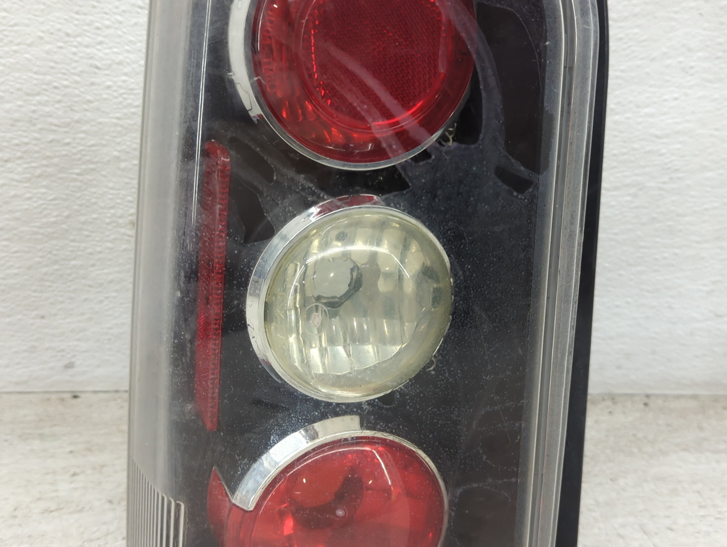 2005-2015 Nissan Xterra Tail Light Assembly Passenger Right OEM Fits Fits 2005 2006 2007 2008 2009 2010 2011 2012 2013 2014 
