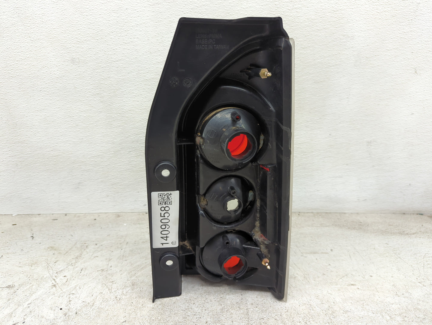 2005-2015 Nissan Xterra Tail Light Assembly Passenger Right OEM Fits Fits 2005 2006 2007 2008 2009 2010 2011 2012 2013 2014 