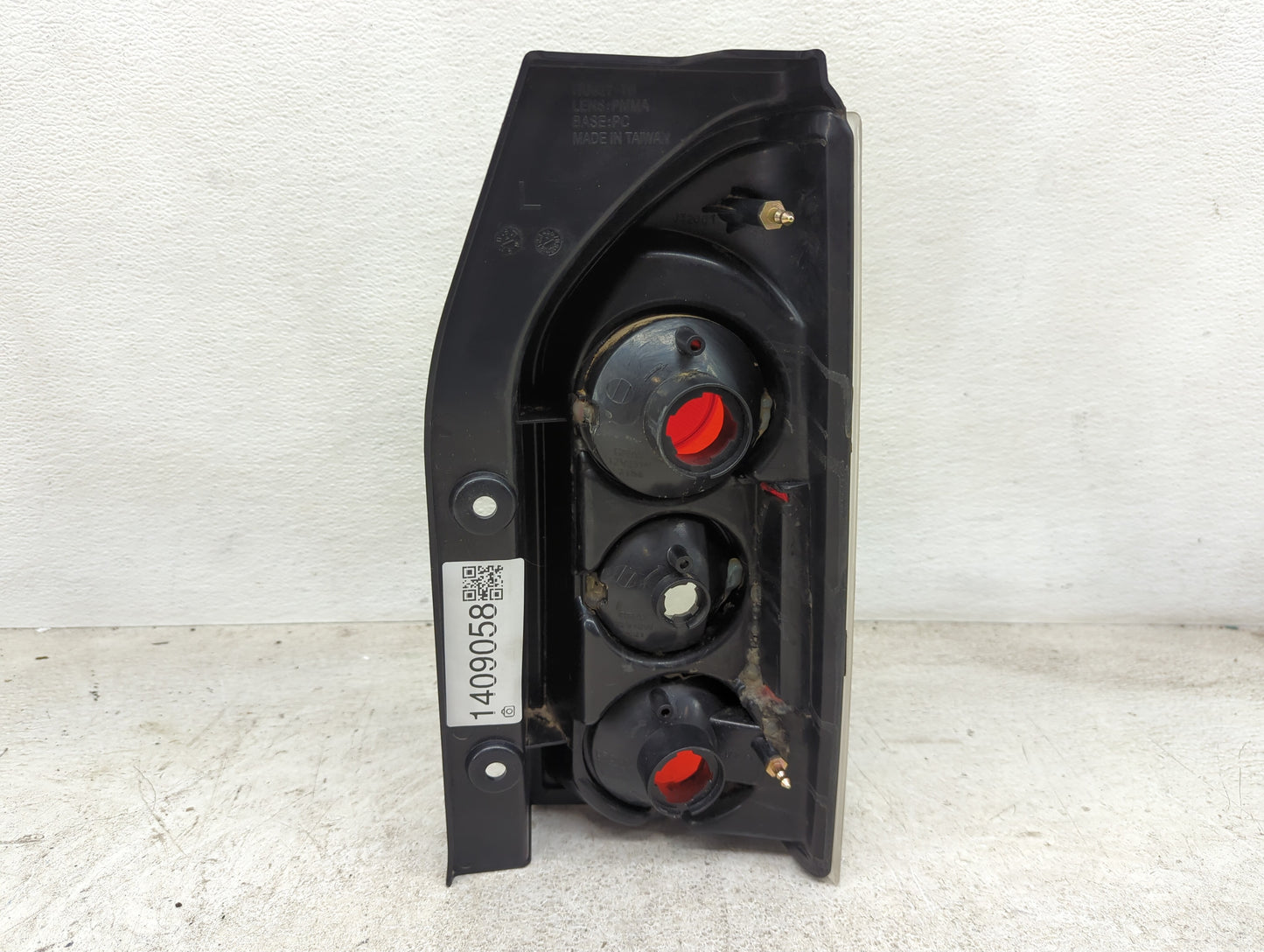 2005-2015 Nissan Xterra Tail Light Assembly Passenger Right OEM Fits Fits 2005 2006 2007 2008 2009 2010 2011 2012 2013 2014 