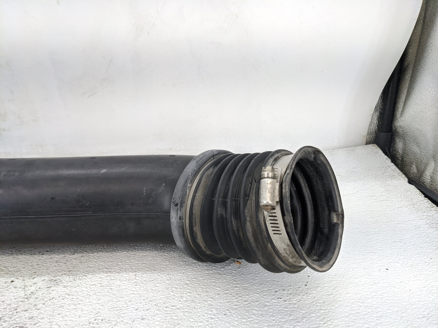 2010 Pontiac G6 Air Cleaner Intake Duct Hose Tube - Oemusedautoparts1.com