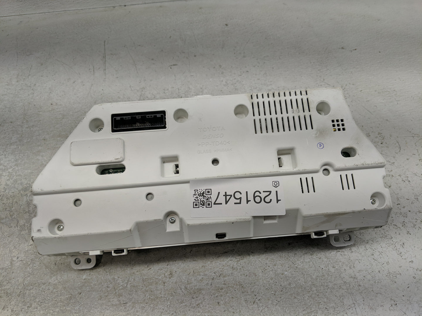 2009-2010 Pontiac Vibe Instrument Cluster Speedometer Gauges P/N:TN257440-2152 Fits Fits 2009 2010 OEM Used Auto Parts - Oem