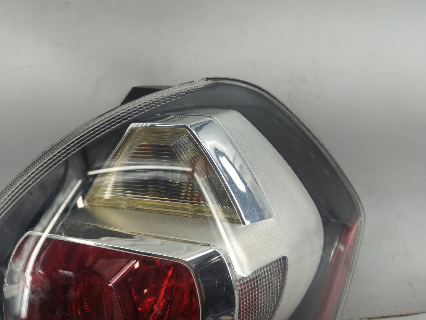 2009-2010 Pontiac Vibe Passenger Right Side Deck Lid Mounted Tail Light - Oemusedautoparts1.com