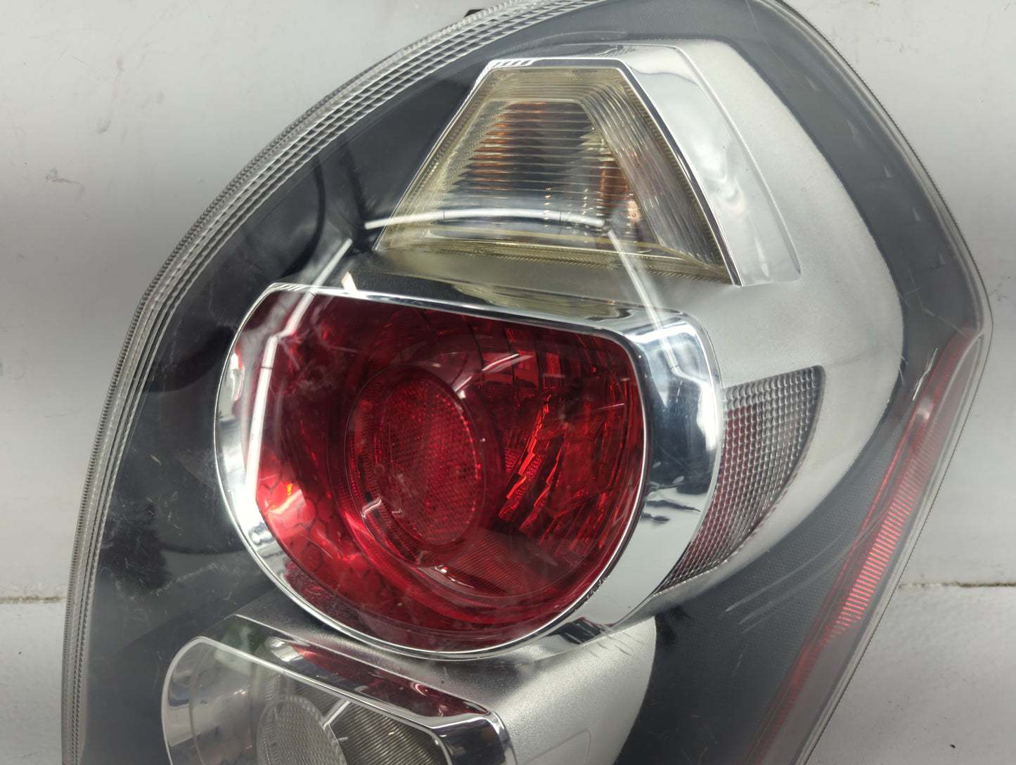 2009-2010 Pontiac Vibe Passenger Right Side Deck Lid Mounted Tail Light - Oemusedautoparts1.com