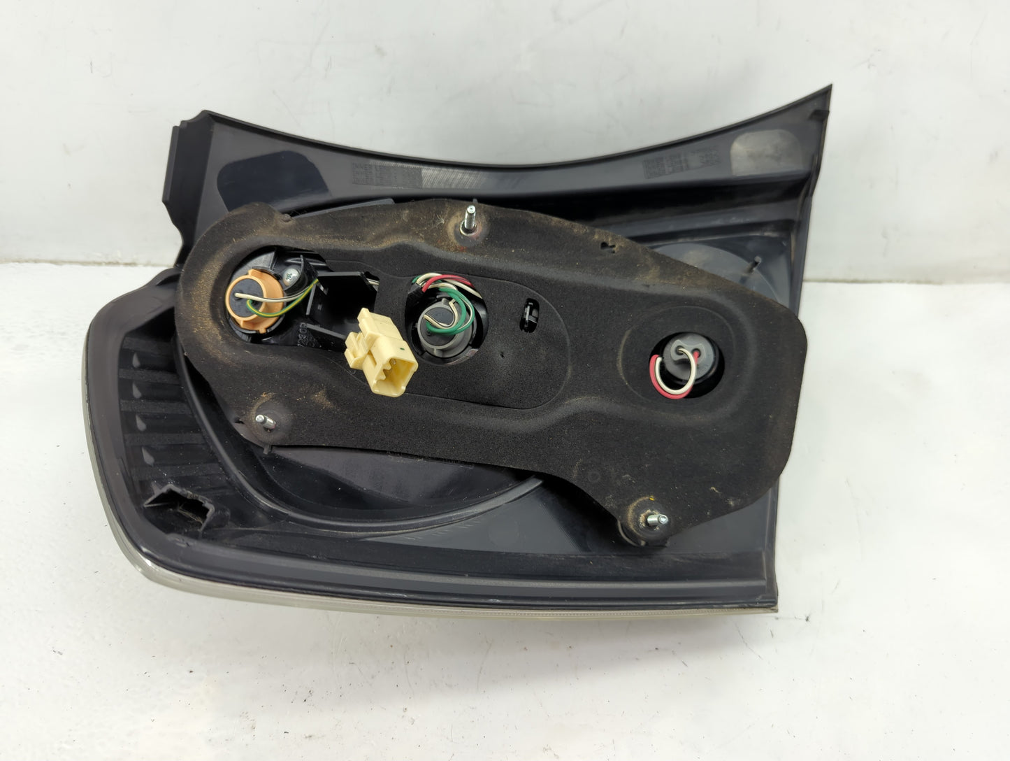 2009-2010 Pontiac Vibe Passenger Right Side Deck Lid Mounted Tail Light - Oemusedautoparts1.com