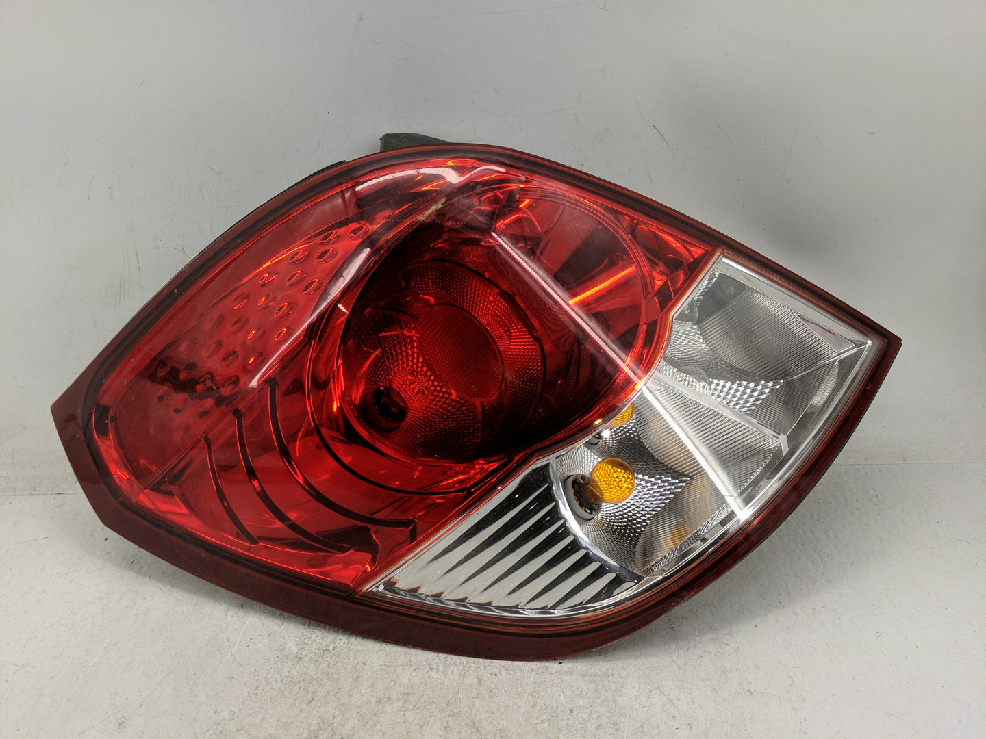 2008-2010 Saturn Vue Tail Light Assembly Driver Left OEM Fits Fits 2008 2009 2010 2012 OEM Used Auto Parts - Oemusedautopart
