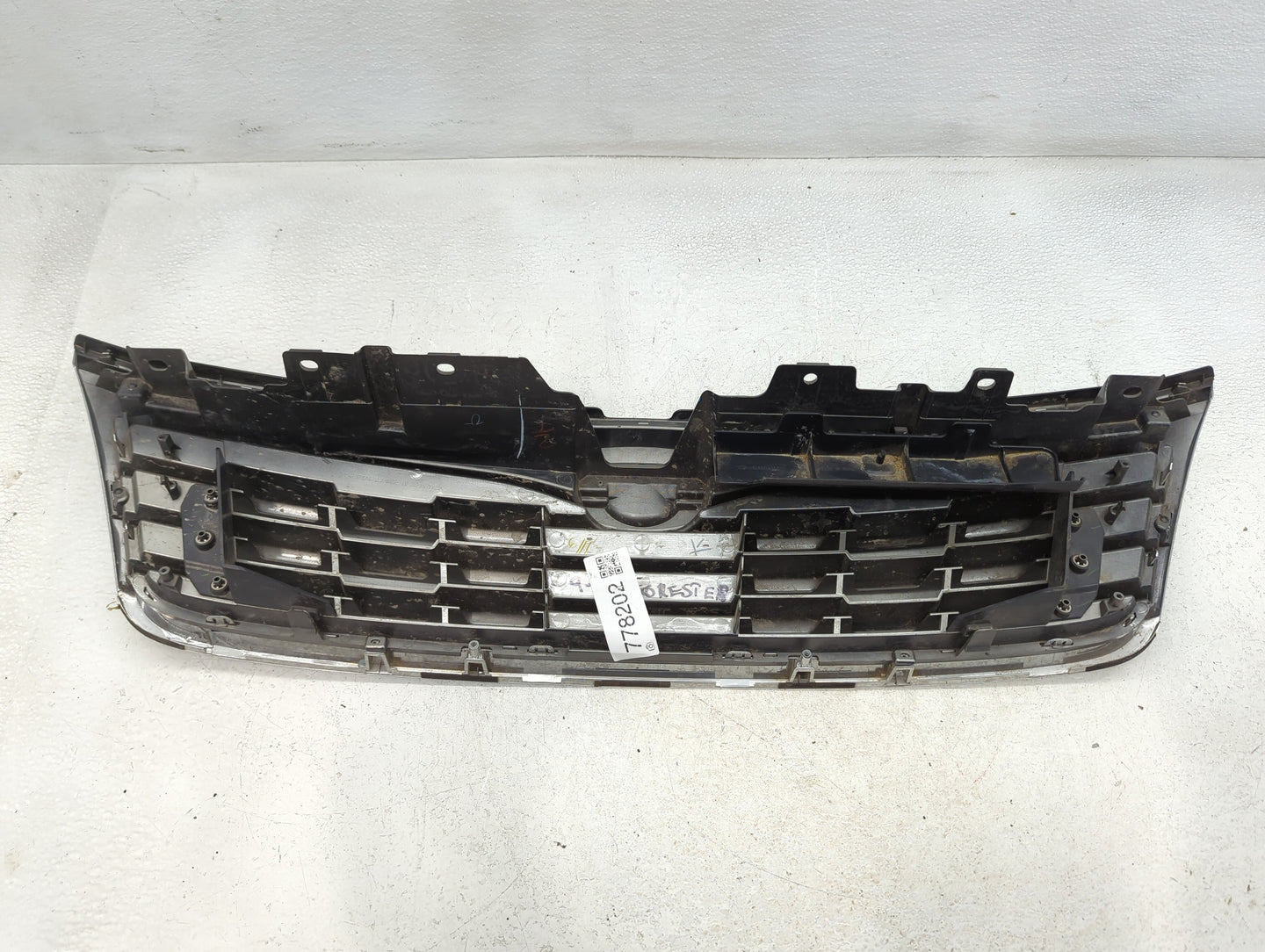 2010 Subaru Forester Front Grille Bumper Not Included - Oemusedautoparts1.com