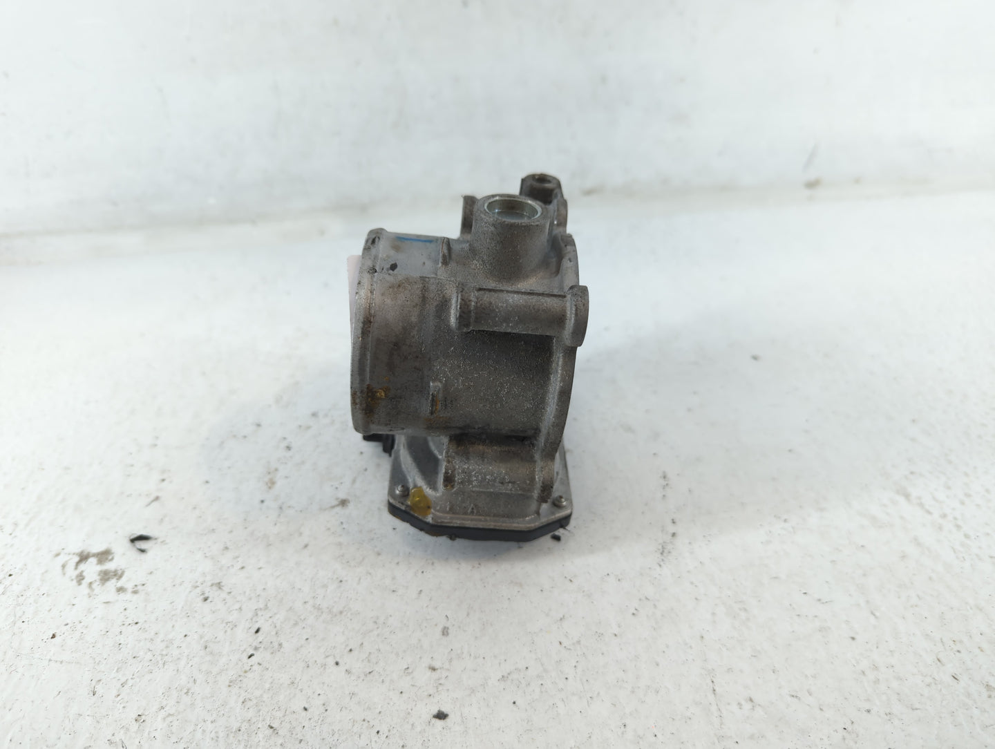 2010-2012 Subaru Legacy Throttle Body P/N:E1569 3M19 1290, 16112AA350 Fits Fits 2010 2011 2012 OEM Used Auto Parts - Oemused