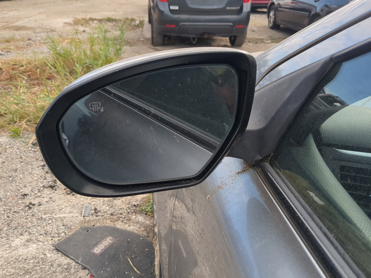 2010-2013 Suzuki Kizashi Driver Side View Mirror - Left Door Mirror OEM Used - Oemusedautoparts1.com