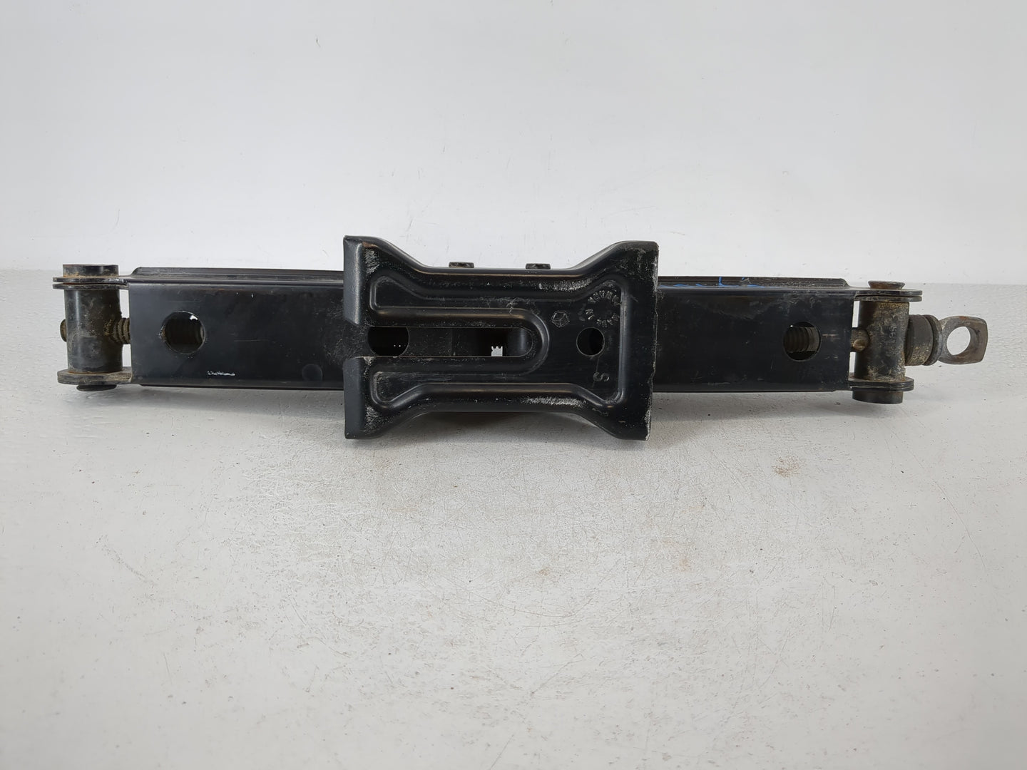 2010 Toyota Camry Spare Scissor Car Jack - Oemusedautoparts1.com