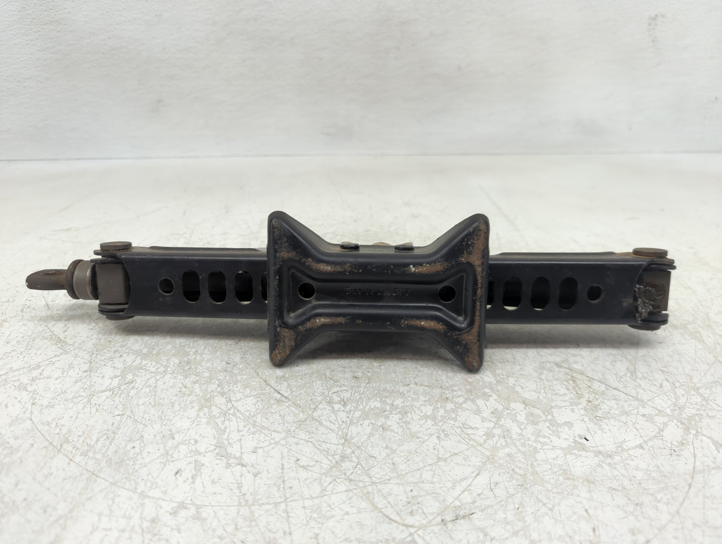2010 Toyota Camry Spare Scissor Car Jack 1157455 - Oemusedautoparts1.com