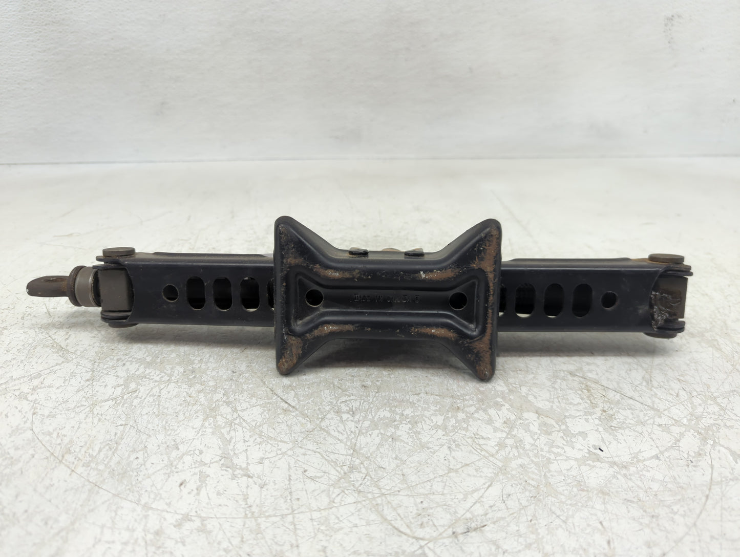 2010 Toyota Camry Spare Scissor Car Jack 1157455 - Oemusedautoparts1.com