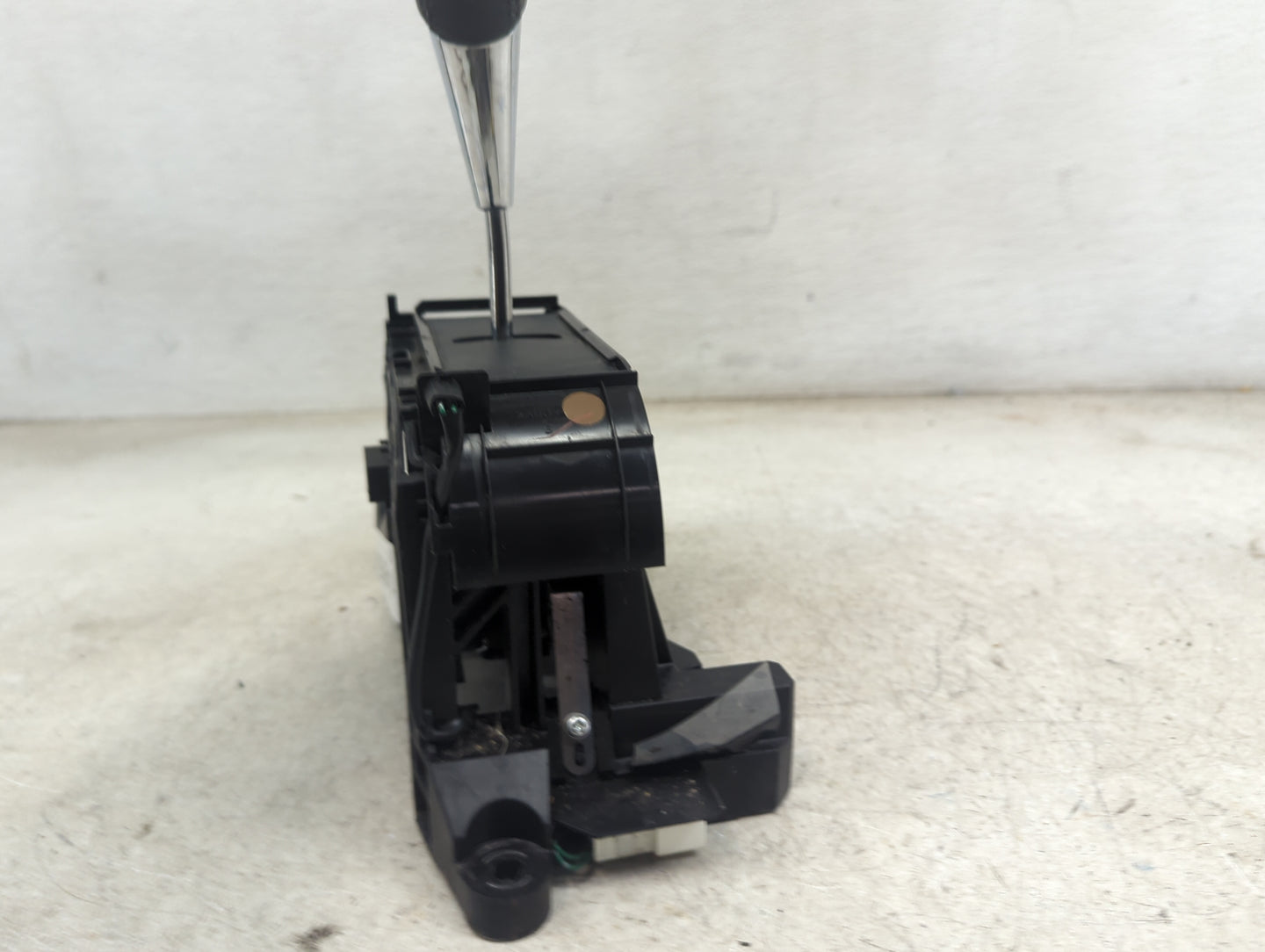 2010 Toyota Camry Floor Console Assembly Shifter - Oemusedautoparts1.com