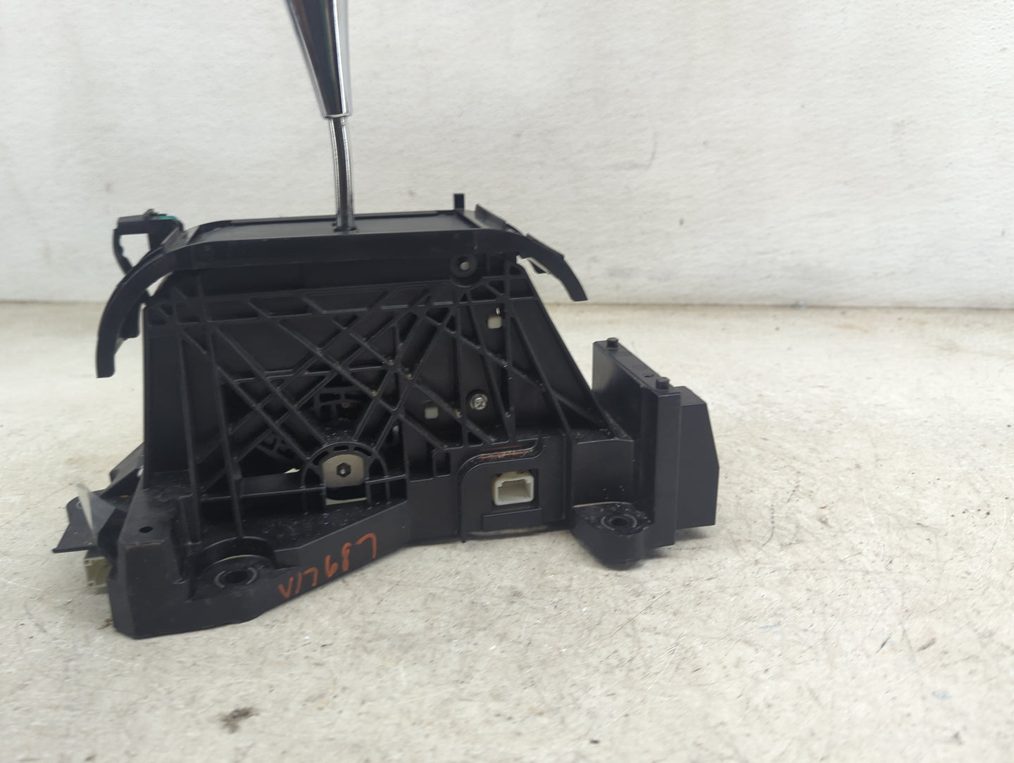 2010 Toyota Camry Floor Console Assembly Shifter - Oemusedautoparts1.com
