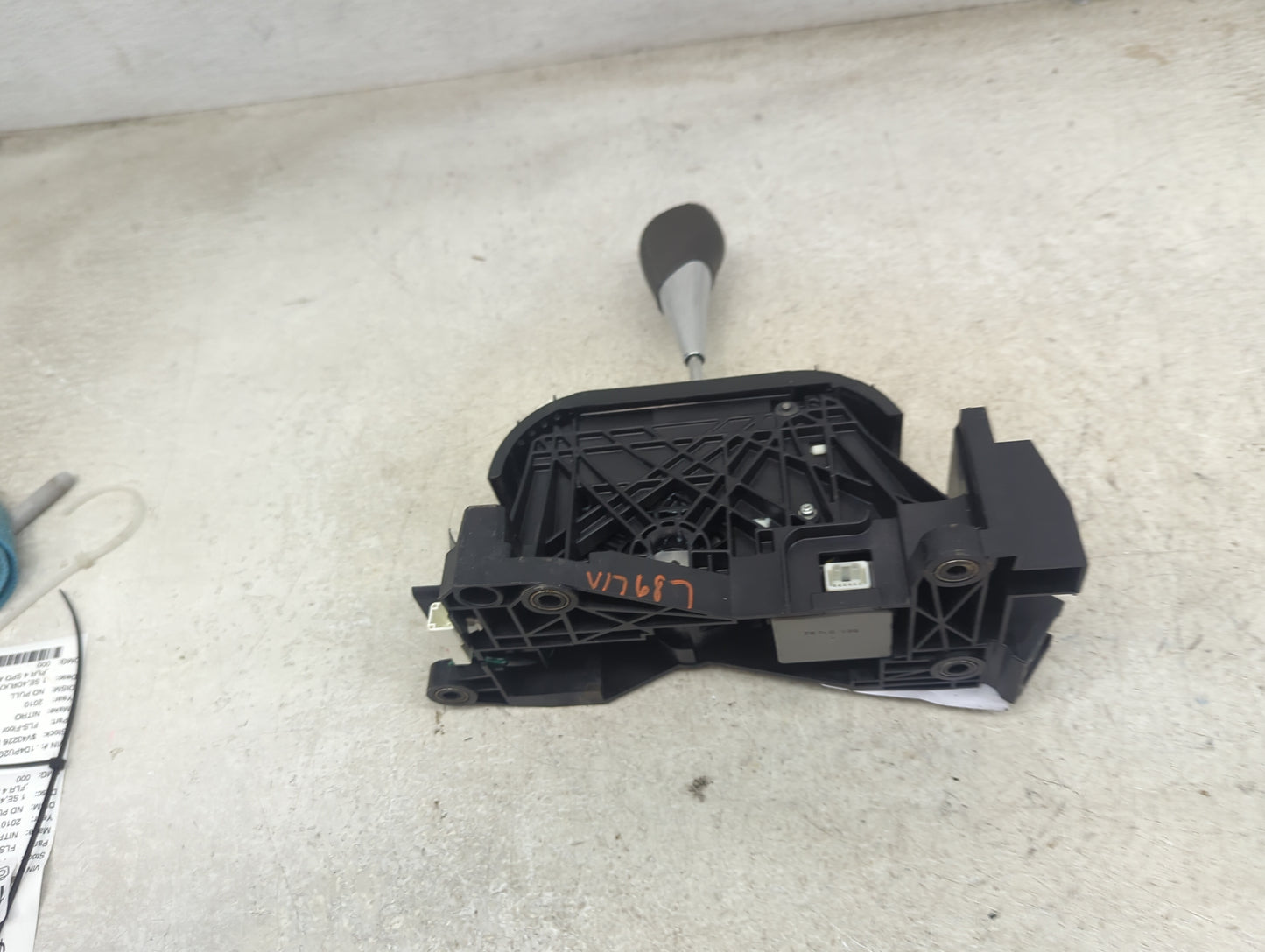 2010 Toyota Camry Floor Console Assembly Shifter - Oemusedautoparts1.com