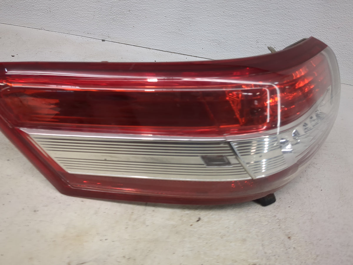 2010-2011 Toyota Camry Tail Light Assembly Driver Left OEM P/N:SAE AIP2 3 S 3 T 07 DOT NAL 06-144 Fits Fits 2010 2011 OEM Us
