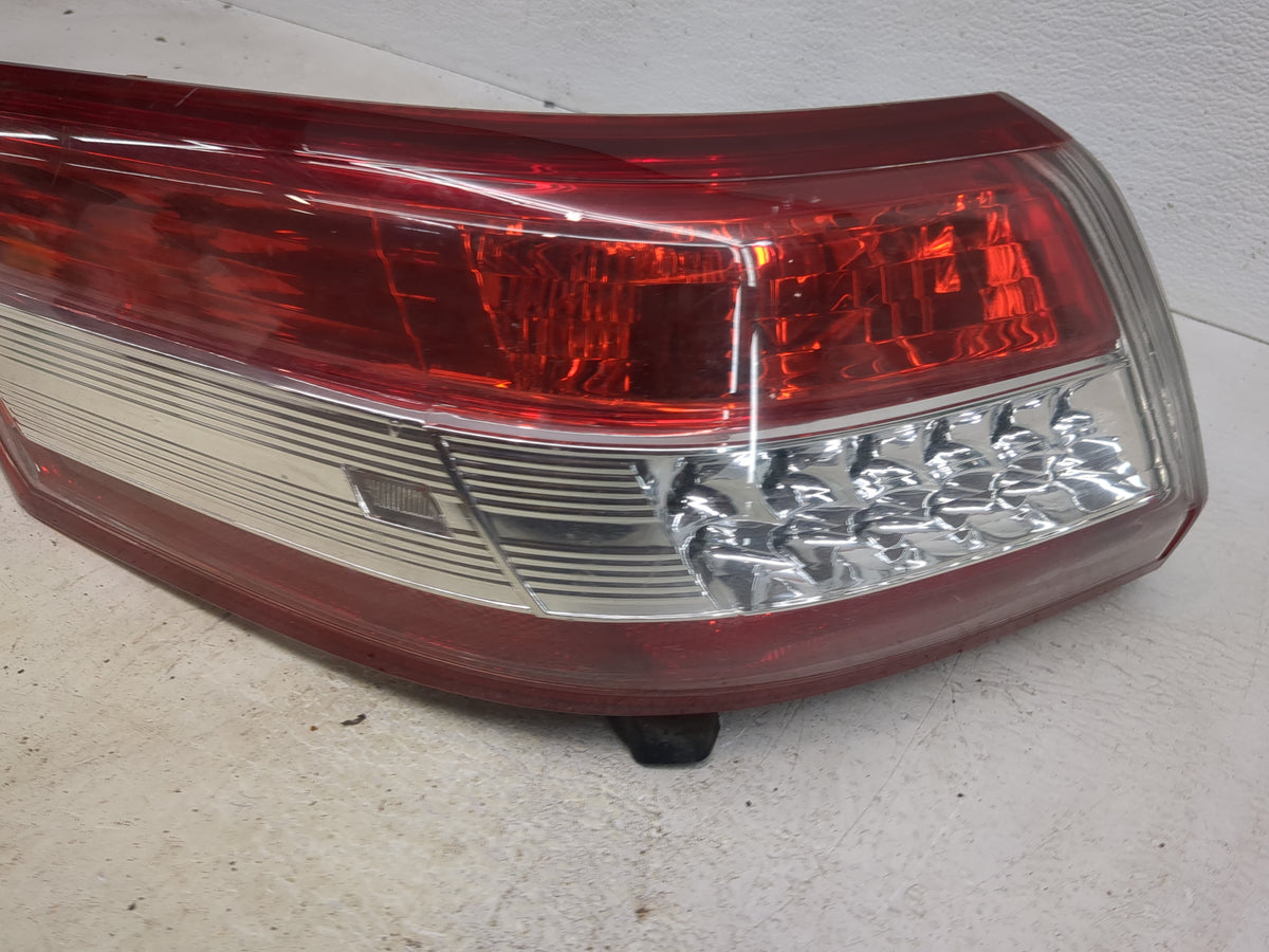 2010-2011 Toyota Camry Tail Light Assembly Driver Left OEM P/N:SAE AIP2 3 S 3 T 07 DOT NAL 06-144 Fits Fits 2010 2011 OEM Us