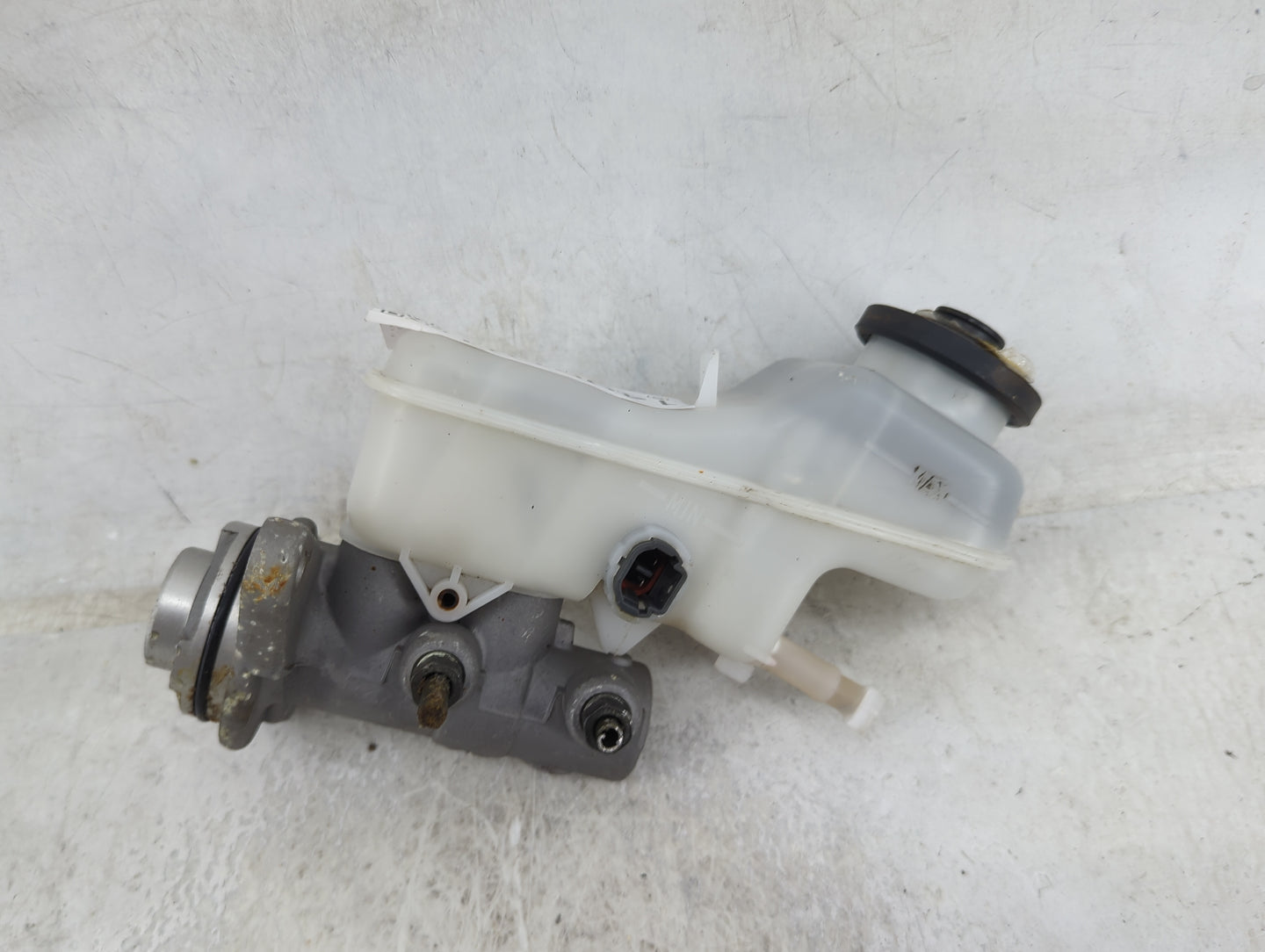 2009-2010 Toyota Corolla Brake Master Cylinder 1490731 - Oemusedautoparts1.com