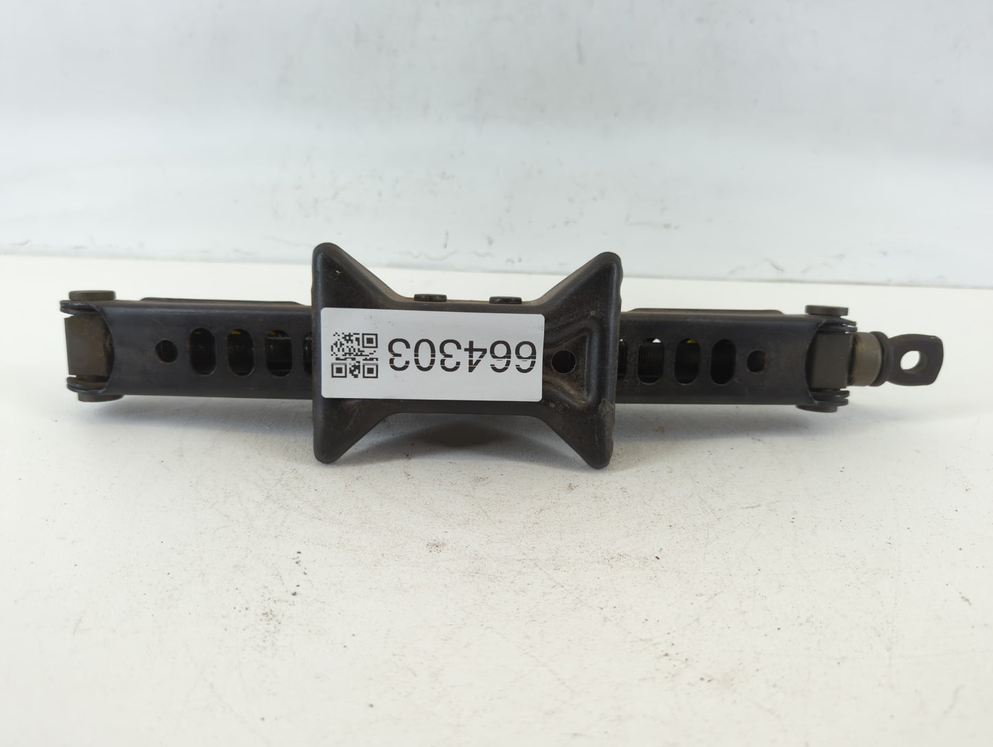 2010 Toyota Corolla Spare Scissor Car Jack 664303 - Oemusedautoparts1.com