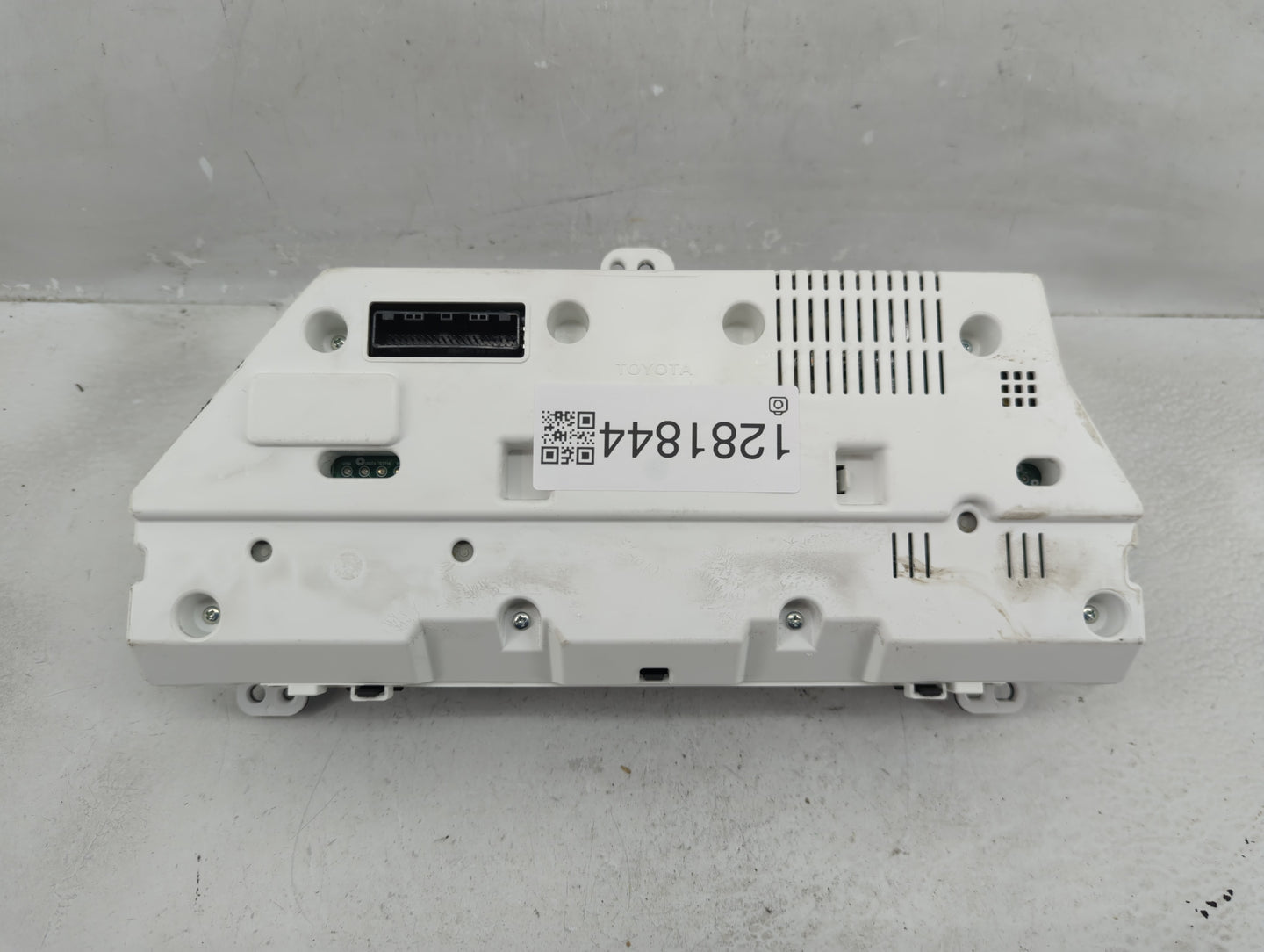 2009-2010 Toyota Matrix Instrument Cluster Speedometer Gauges P/N:83800-02U10-00 Fits Fits 2009 2010 OEM Used Auto Parts - O