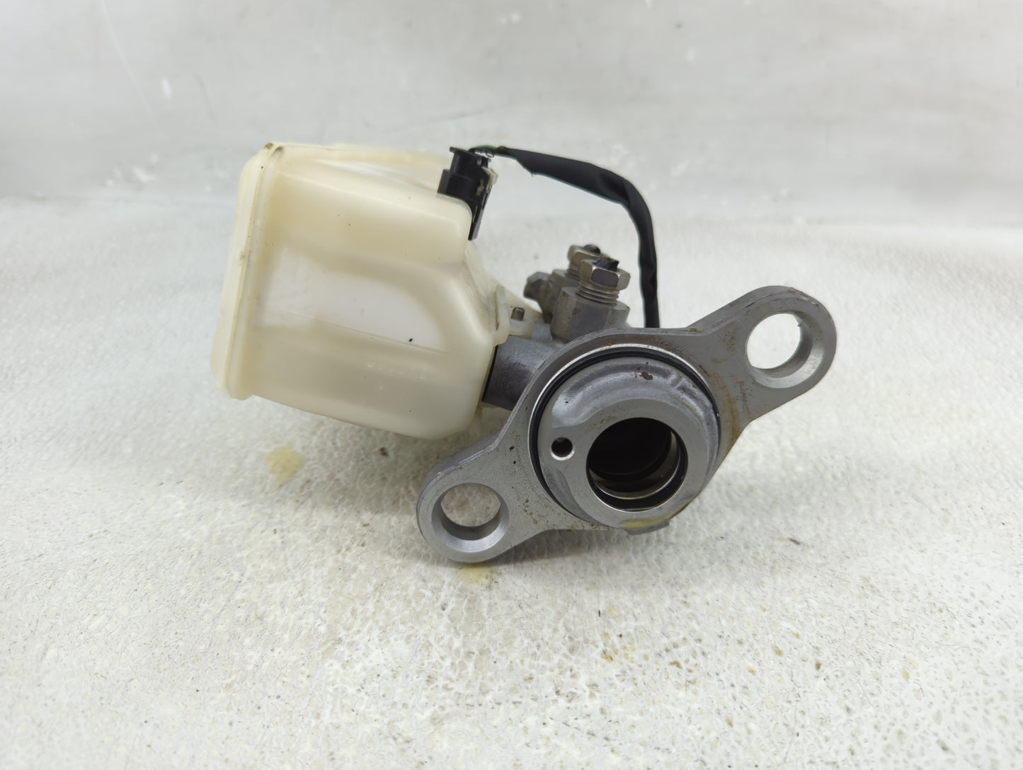 2009-2013 Toyota Matrix Brake Master Cylinder - Oemusedautoparts1.com