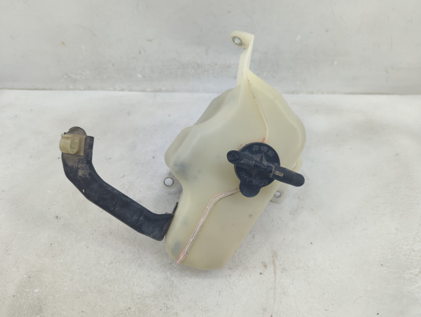 2009-2014 Toyota Matrix Radiator Coolant Overflow Expansion Tank Bottle - Oemusedautoparts1.com