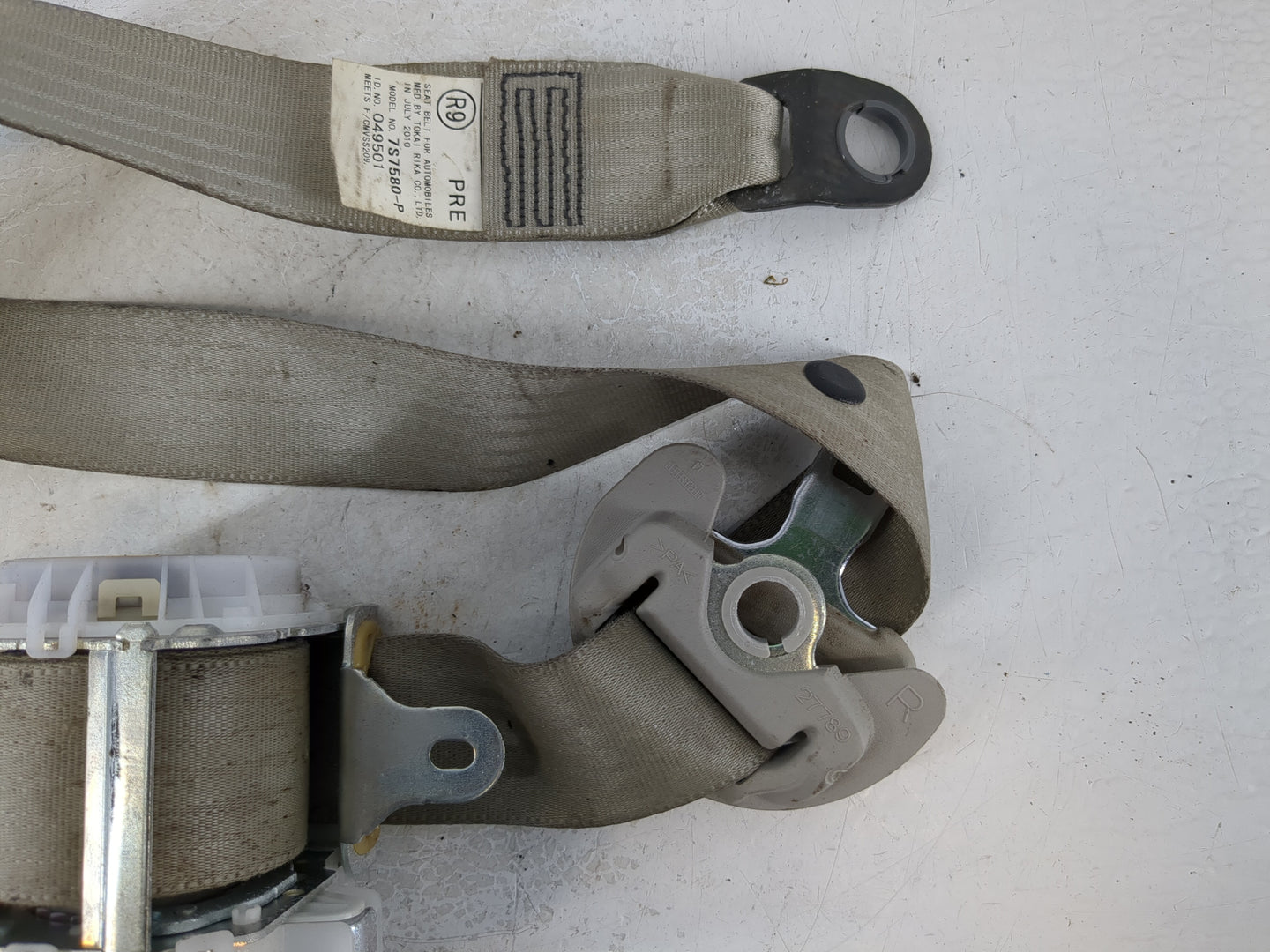 2010-2013 Toyota Prius Passenger Front Seatbelt Retractor - Oemusedautoparts1.com