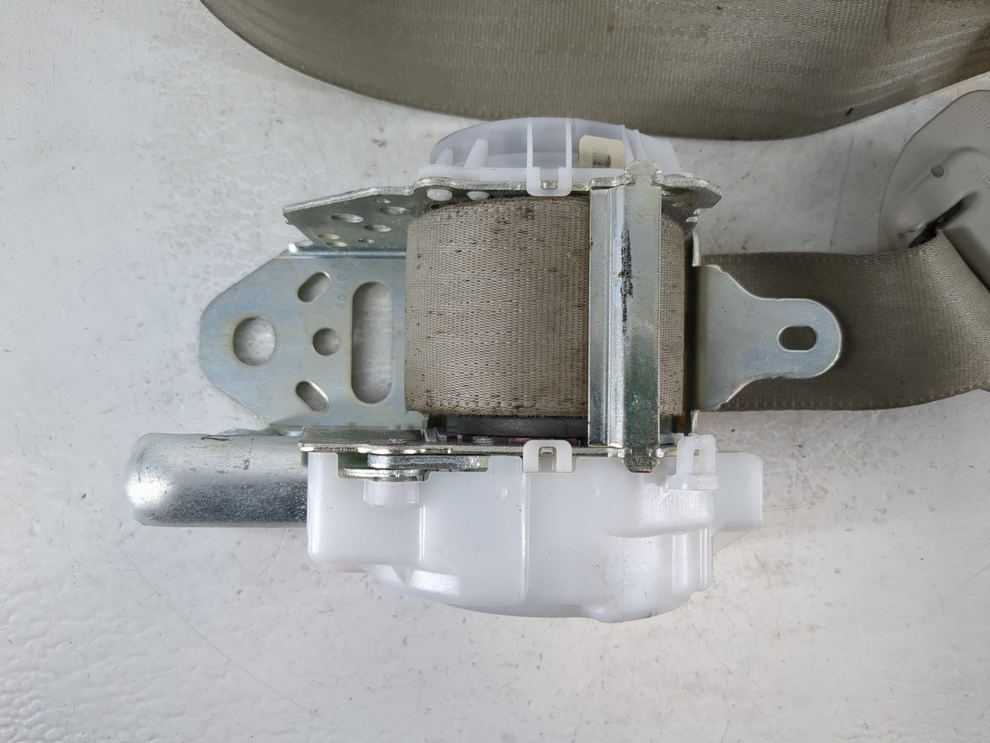 2010-2013 Toyota Prius Passenger Front Seatbelt Retractor - Oemusedautoparts1.com