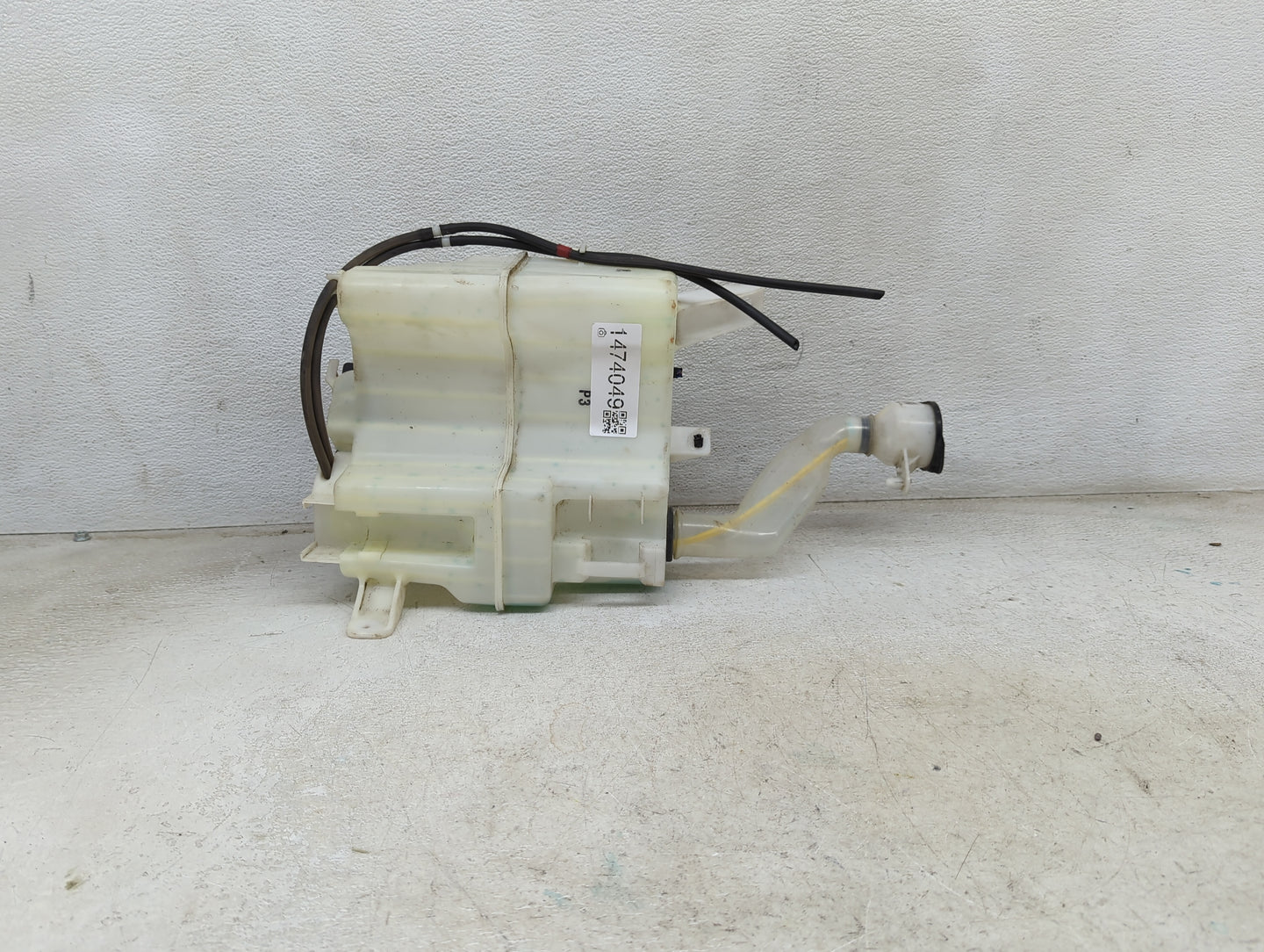 2010-2011 Toyota Prius Windshield Washer Fluid Reservoir Bottle Oem 1474049 - Oemusedautoparts1.com